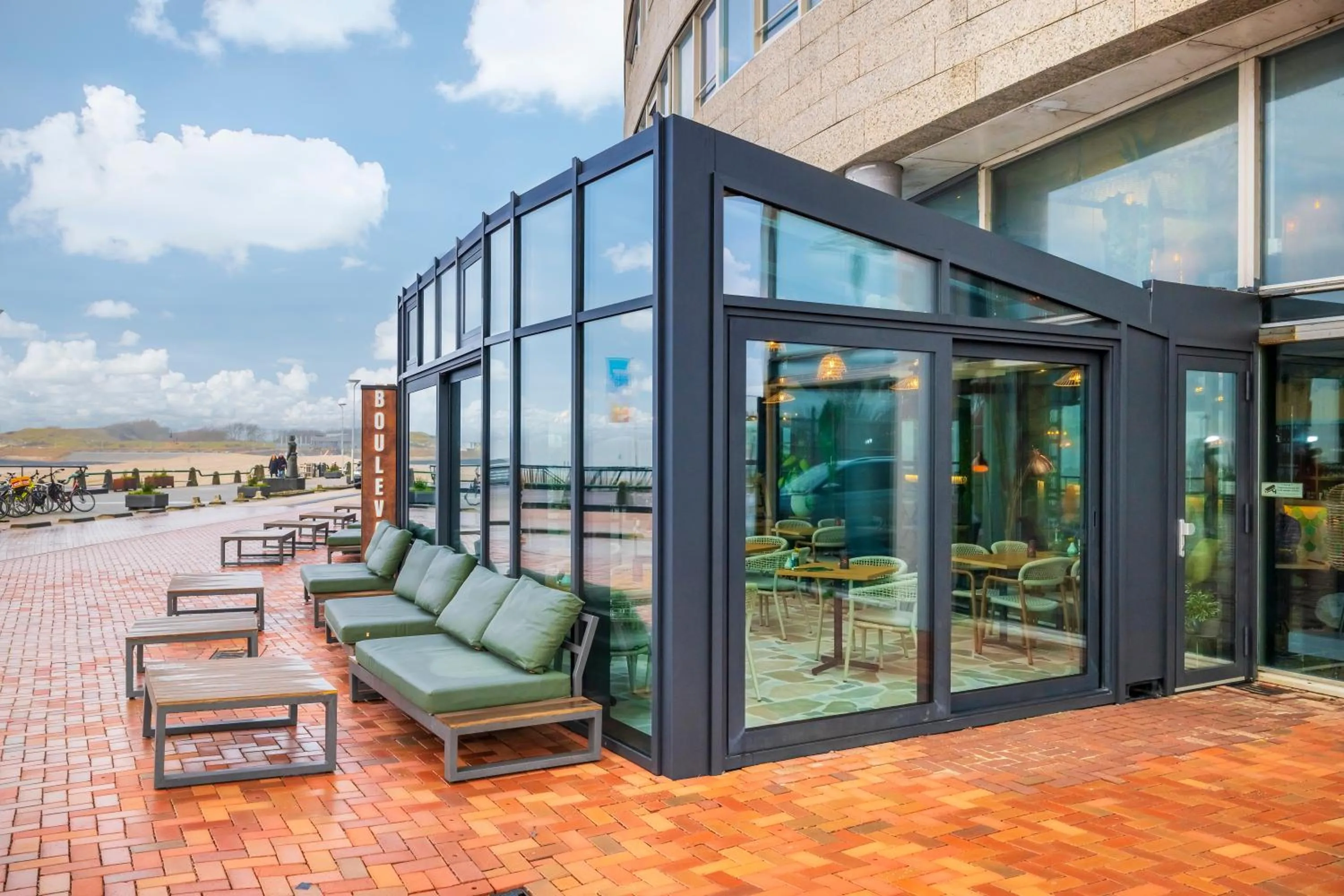 Restaurant/places to eat in Suites Boulevard 17