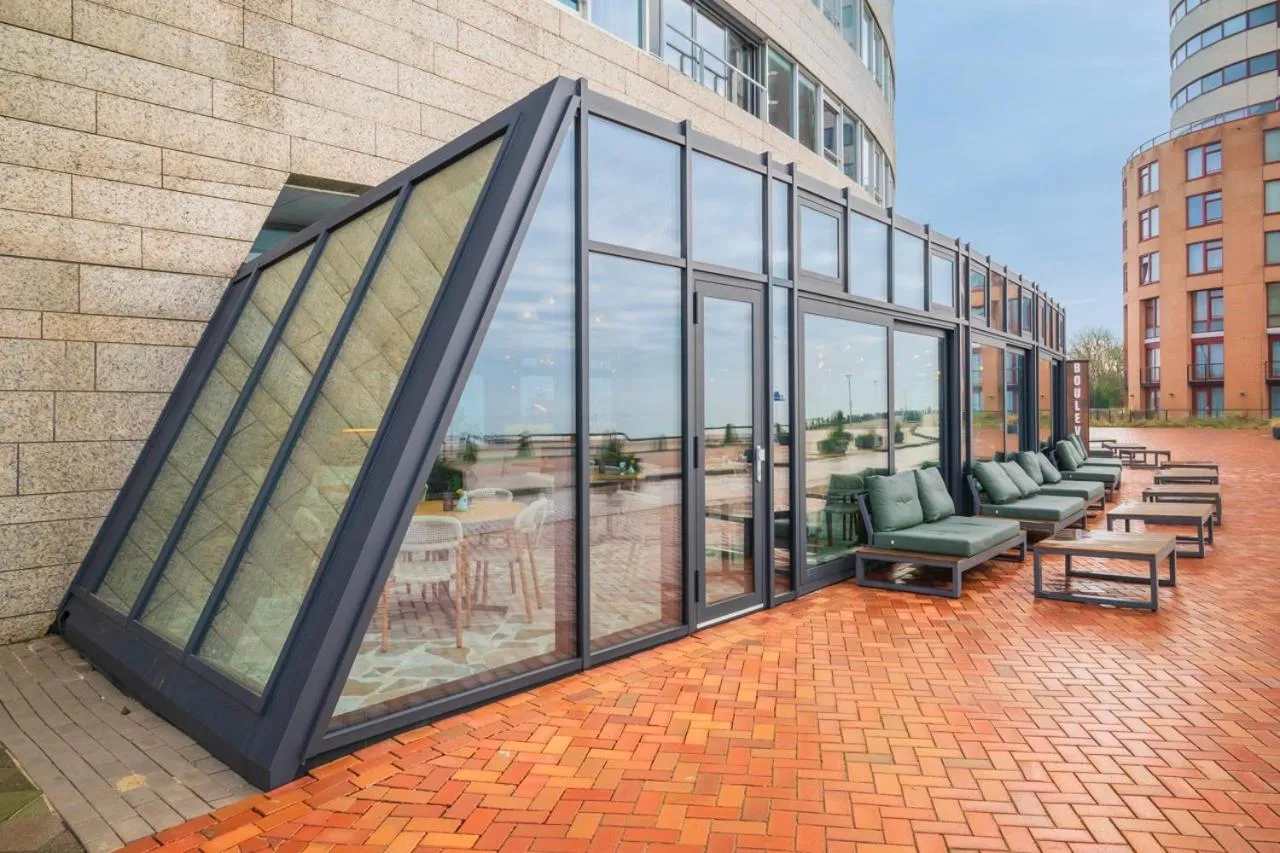 Restaurant/places to eat in Suites Boulevard 17