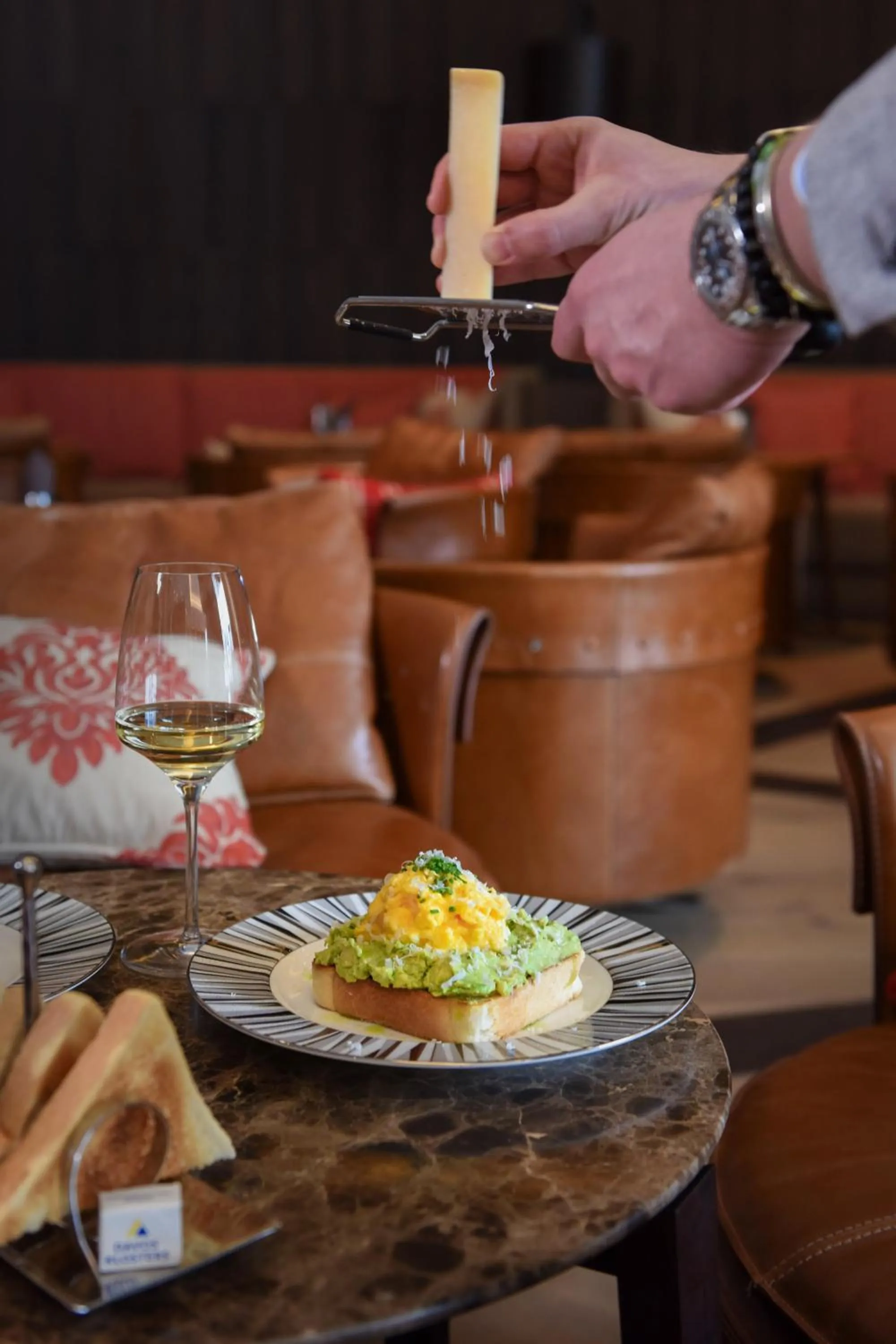 Lounge or bar in AlpenGold Hotel Davos