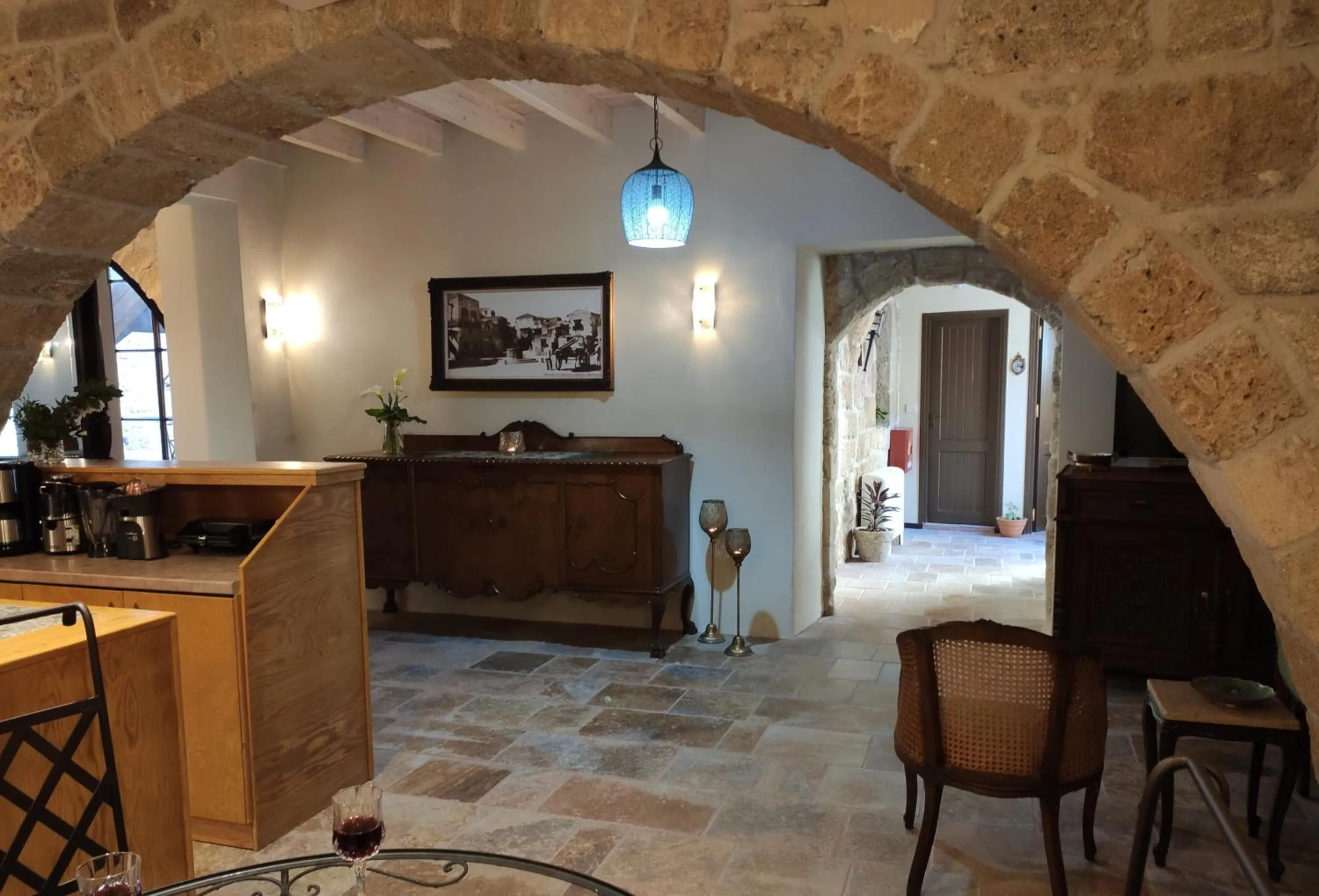 Communal lounge/ TV room in Porolithos Boutique Hotel