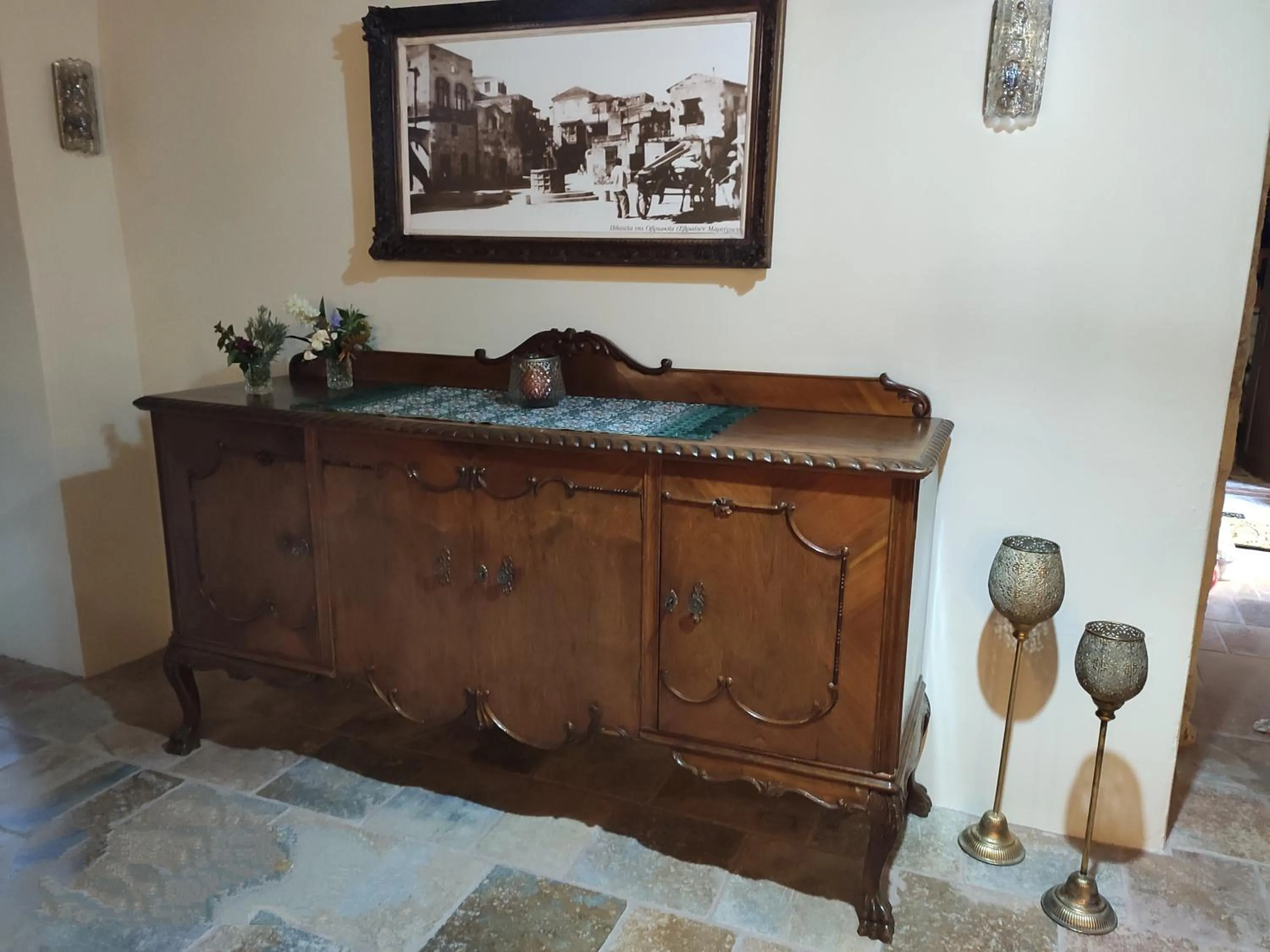 Communal lounge/ TV room in Porolithos Boutique Hotel