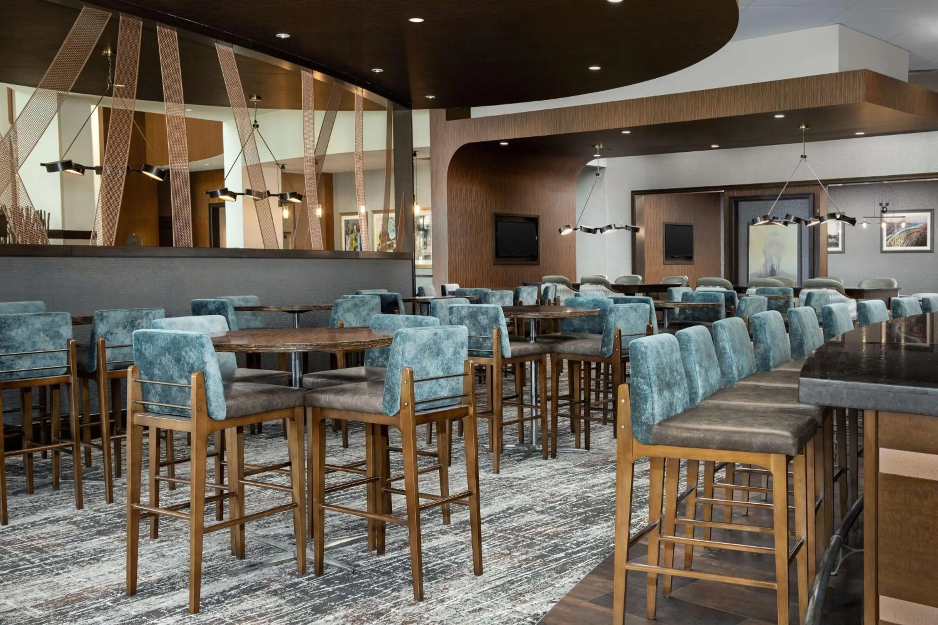 Lounge or bar in Embassy Suites Springfield