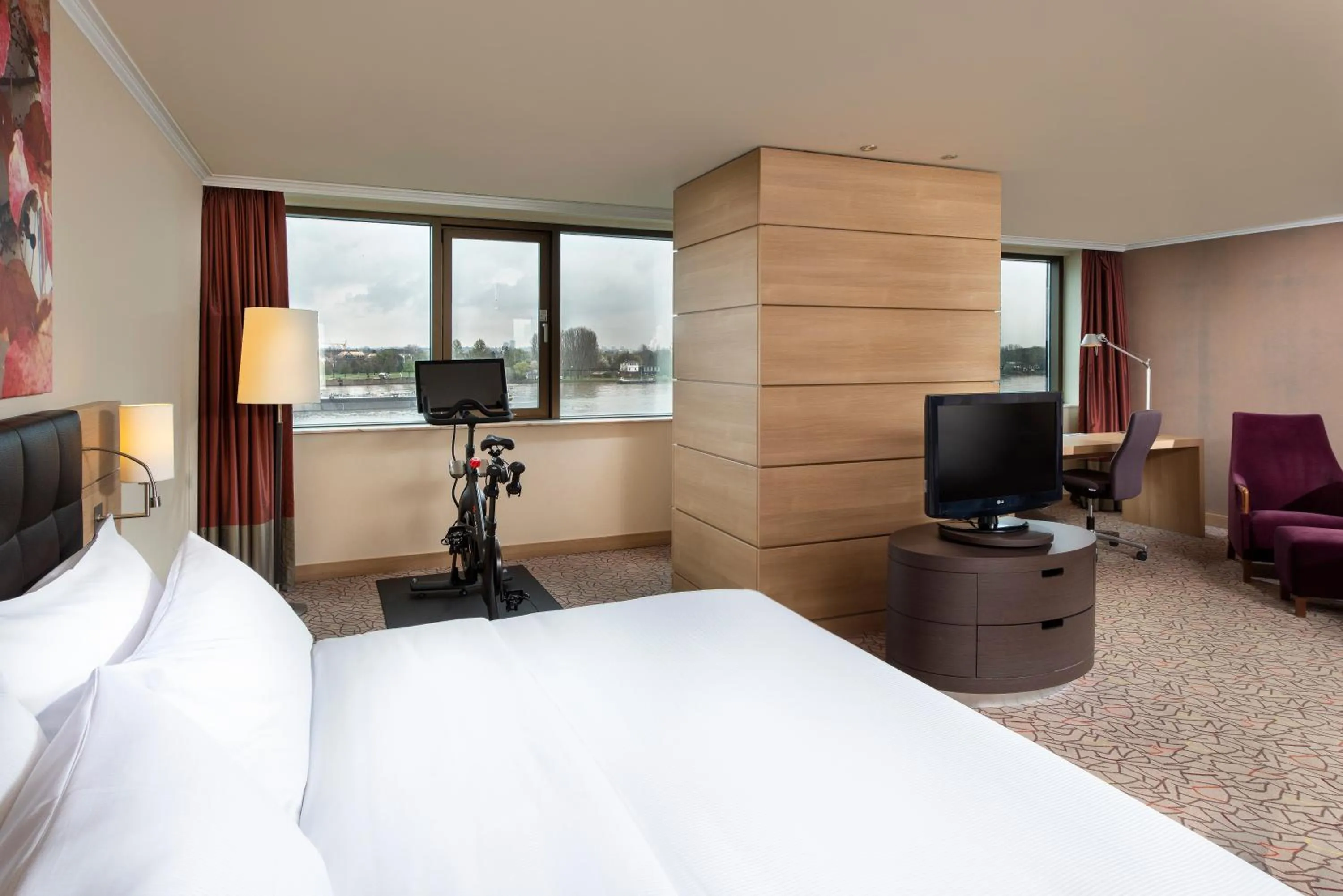 Photo of the whole room, Bed in Hilton Mainz