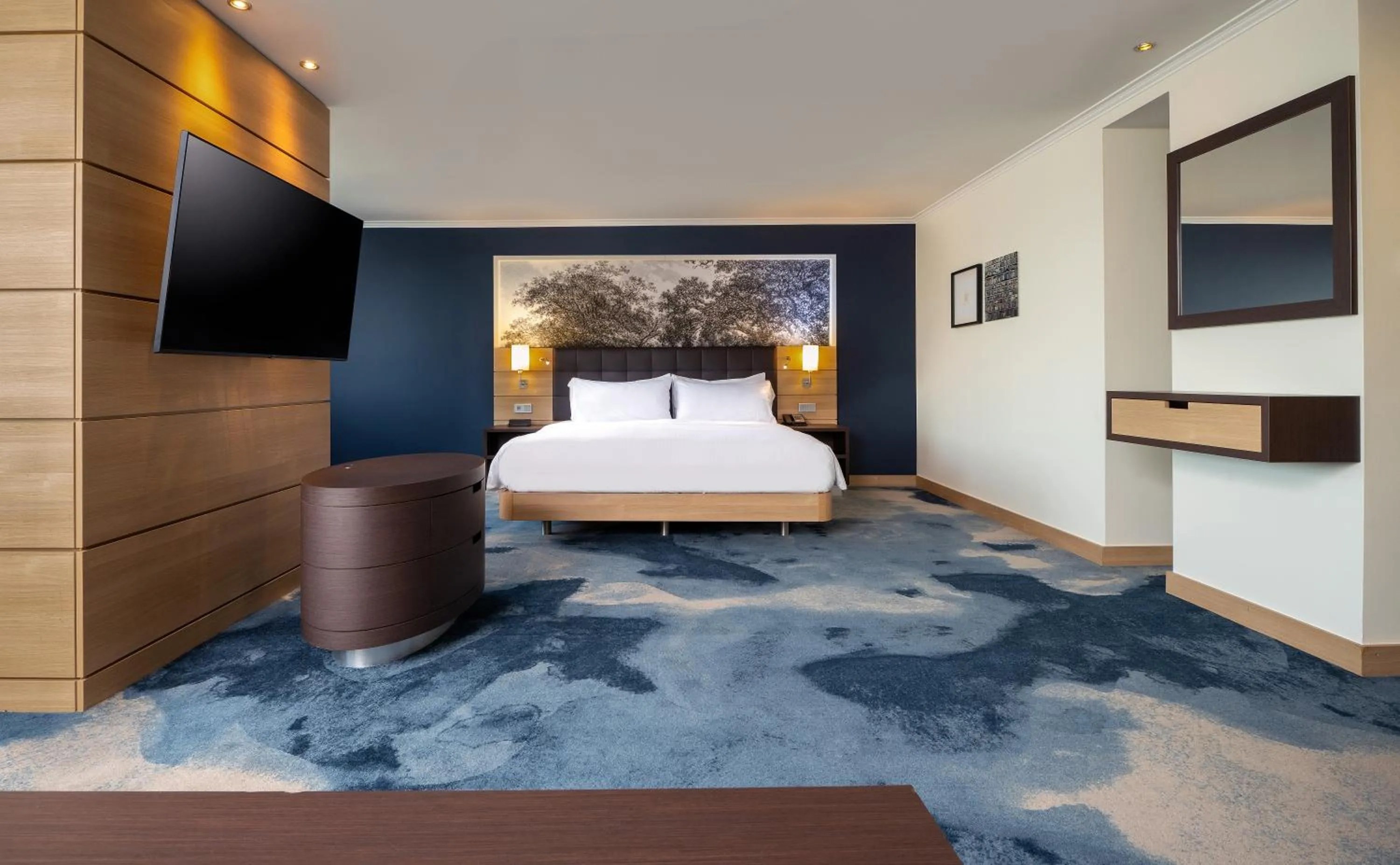 Photo of the whole room, Bed in Hilton Mainz