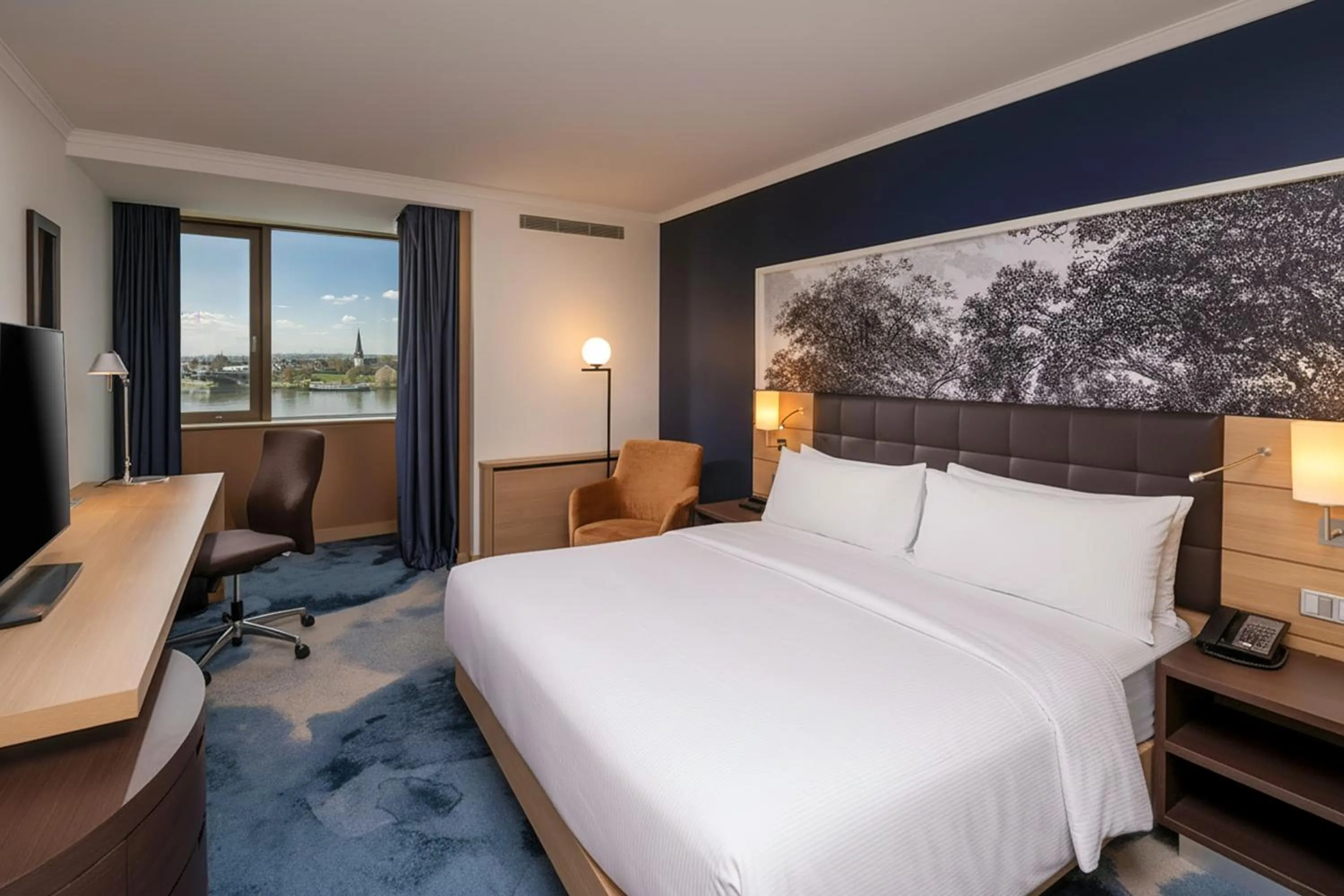 Photo of the whole room, Bed in Hilton Mainz