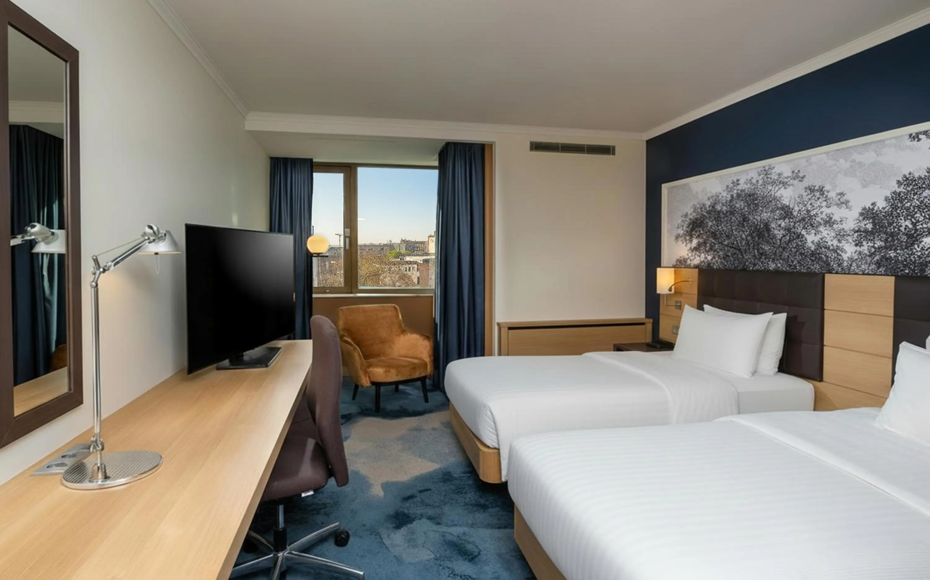 Photo of the whole room, Bed in Hilton Mainz