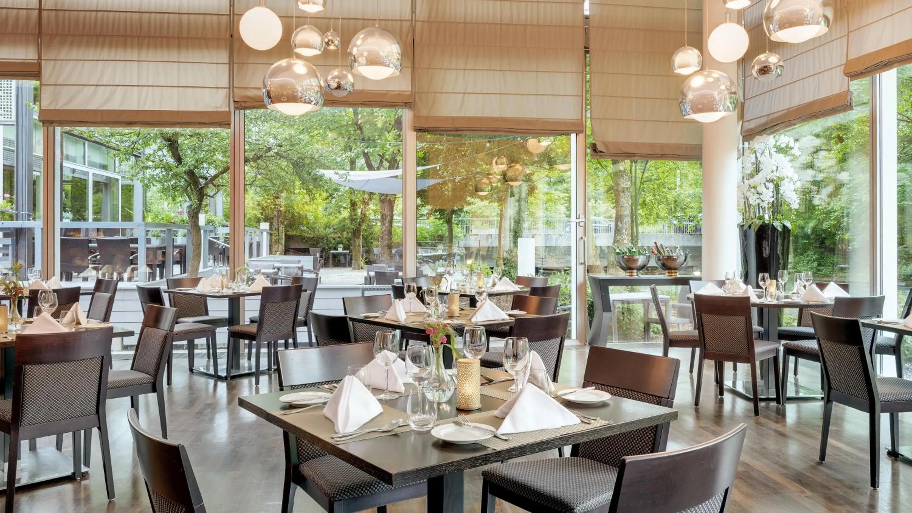 Restaurant/places to eat in Hilton Munich Park