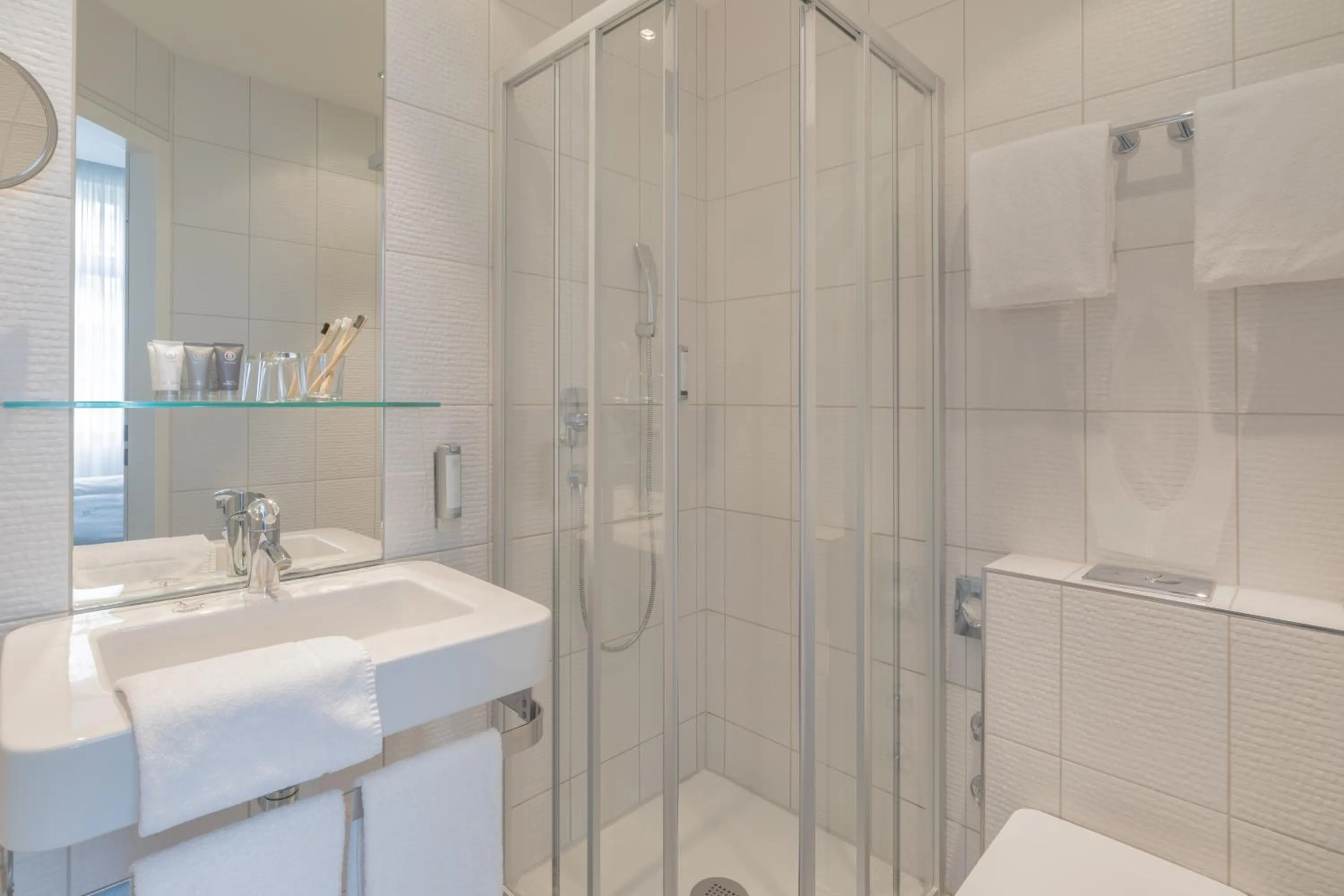 Bathroom in Garner Hotel Berlin - Checkpoint Charlie by IHG