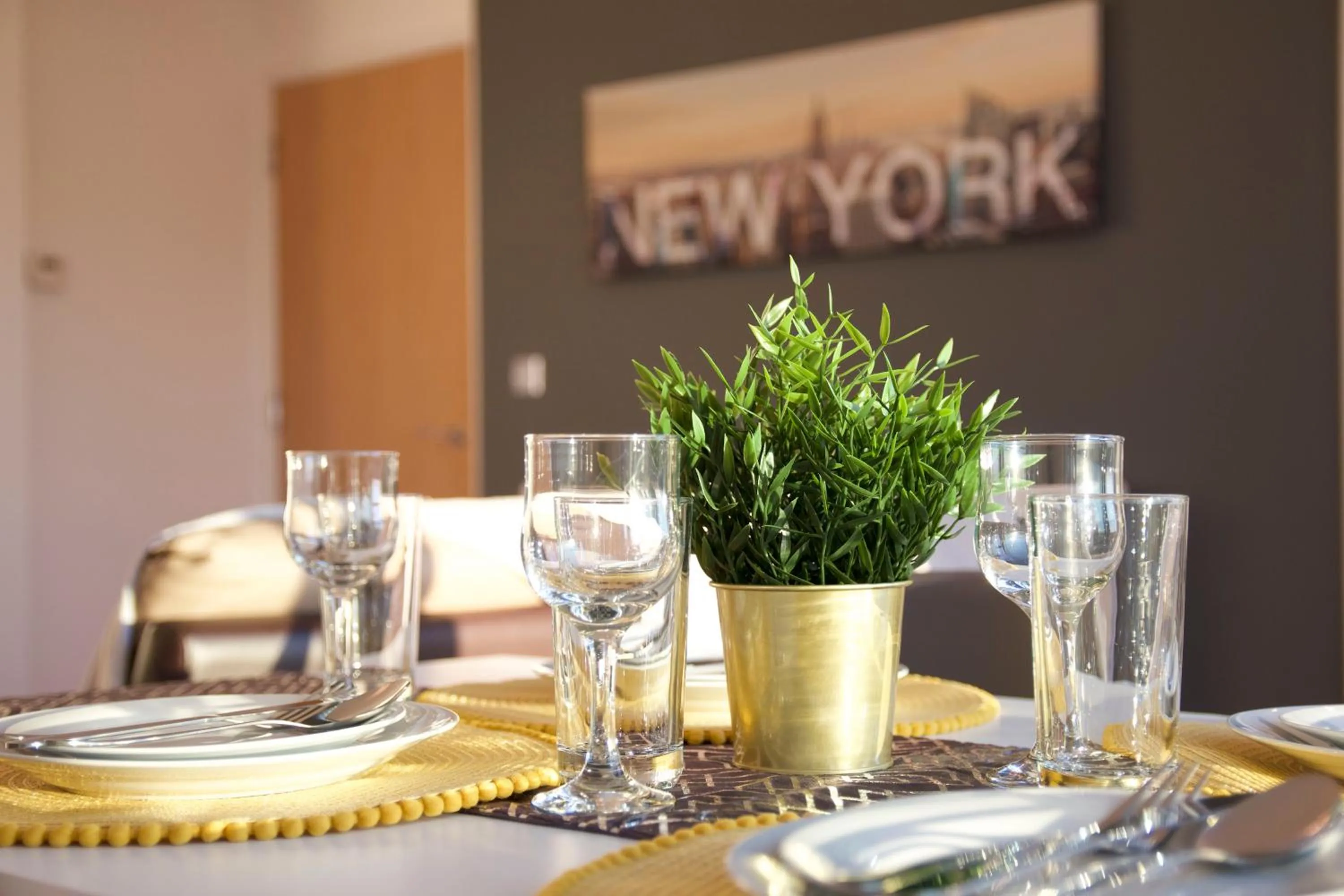 Dining area in Tailor That Property - Chelsea House