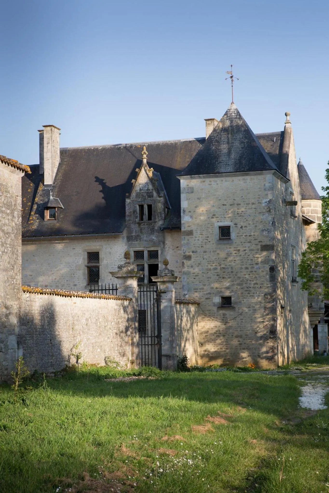 Property building in Château de Bois Charmant