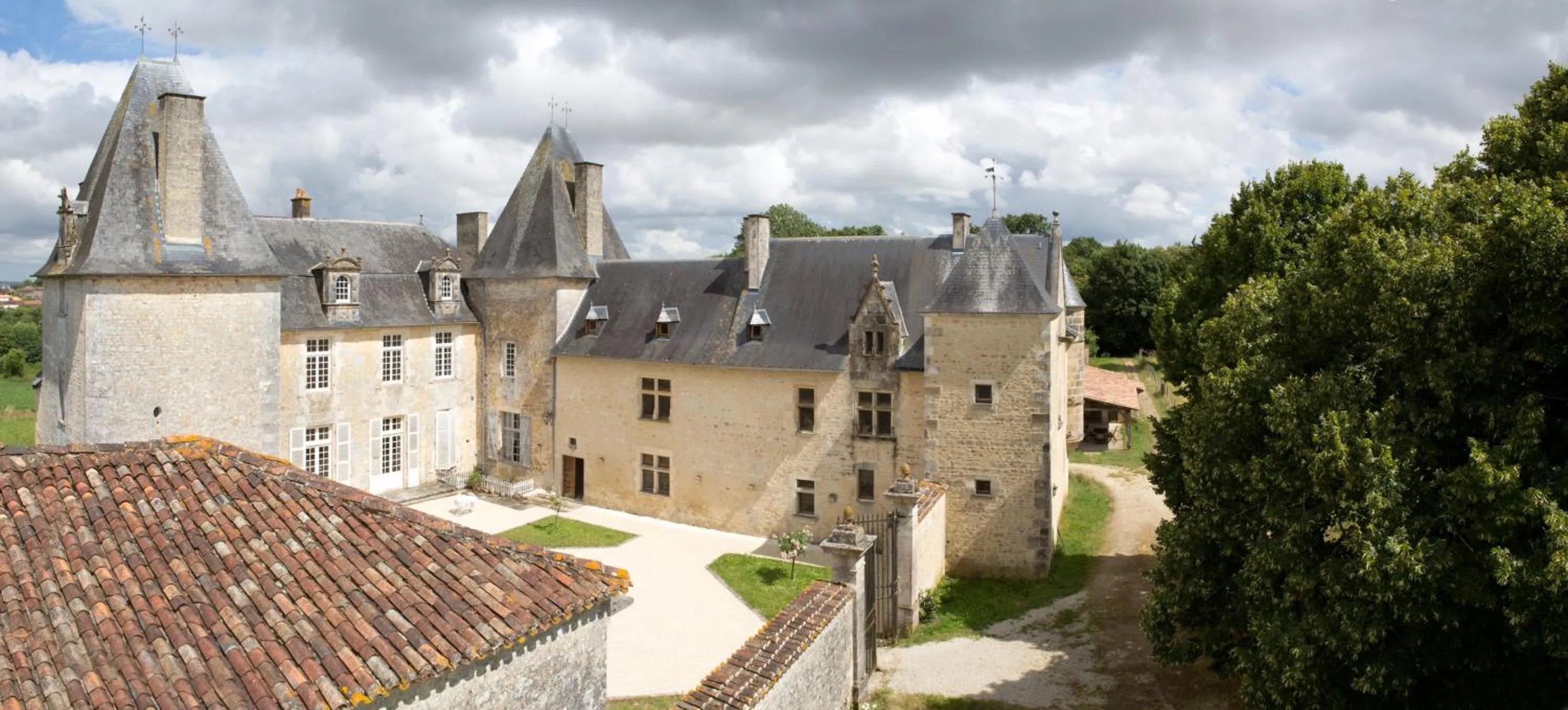 Facade/entrance in Château de Bois Charmant