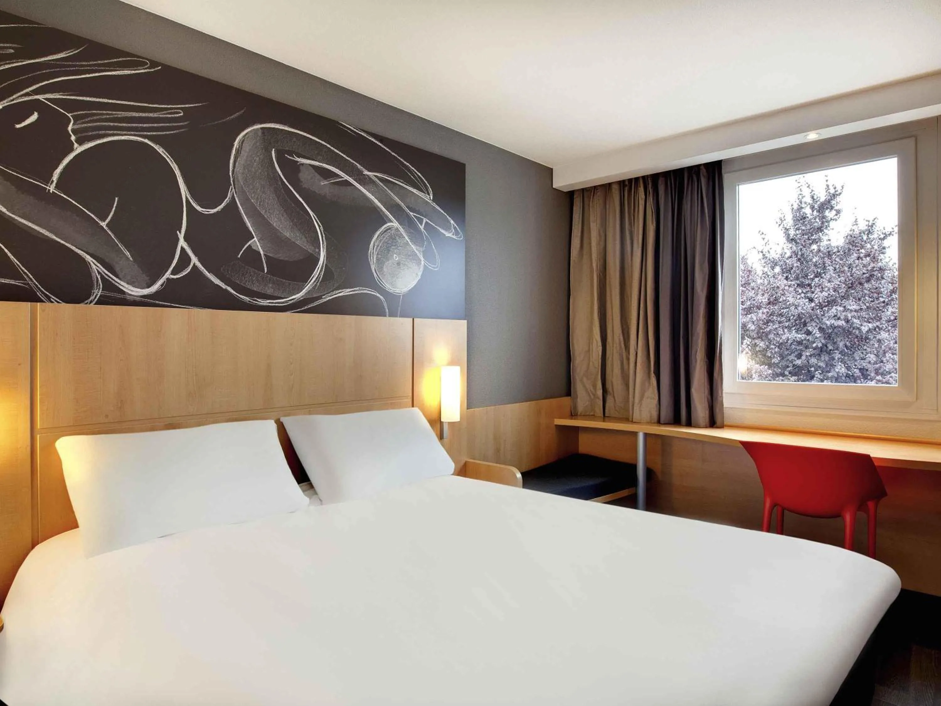 Bedroom, Bed in ibis Clermont Ferrand Nord Riom