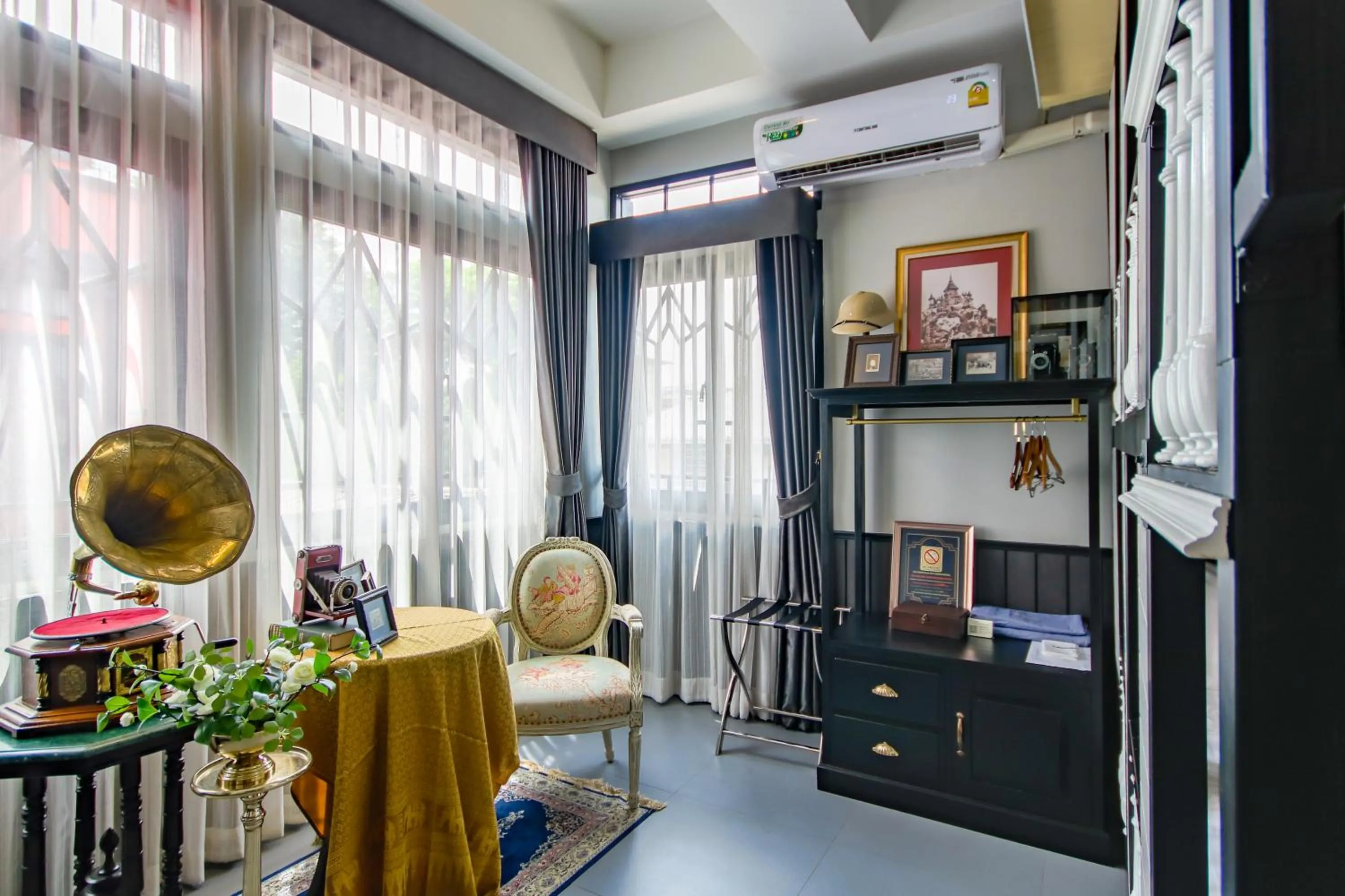 Seating area in DE Phanakron Boutique Hotel