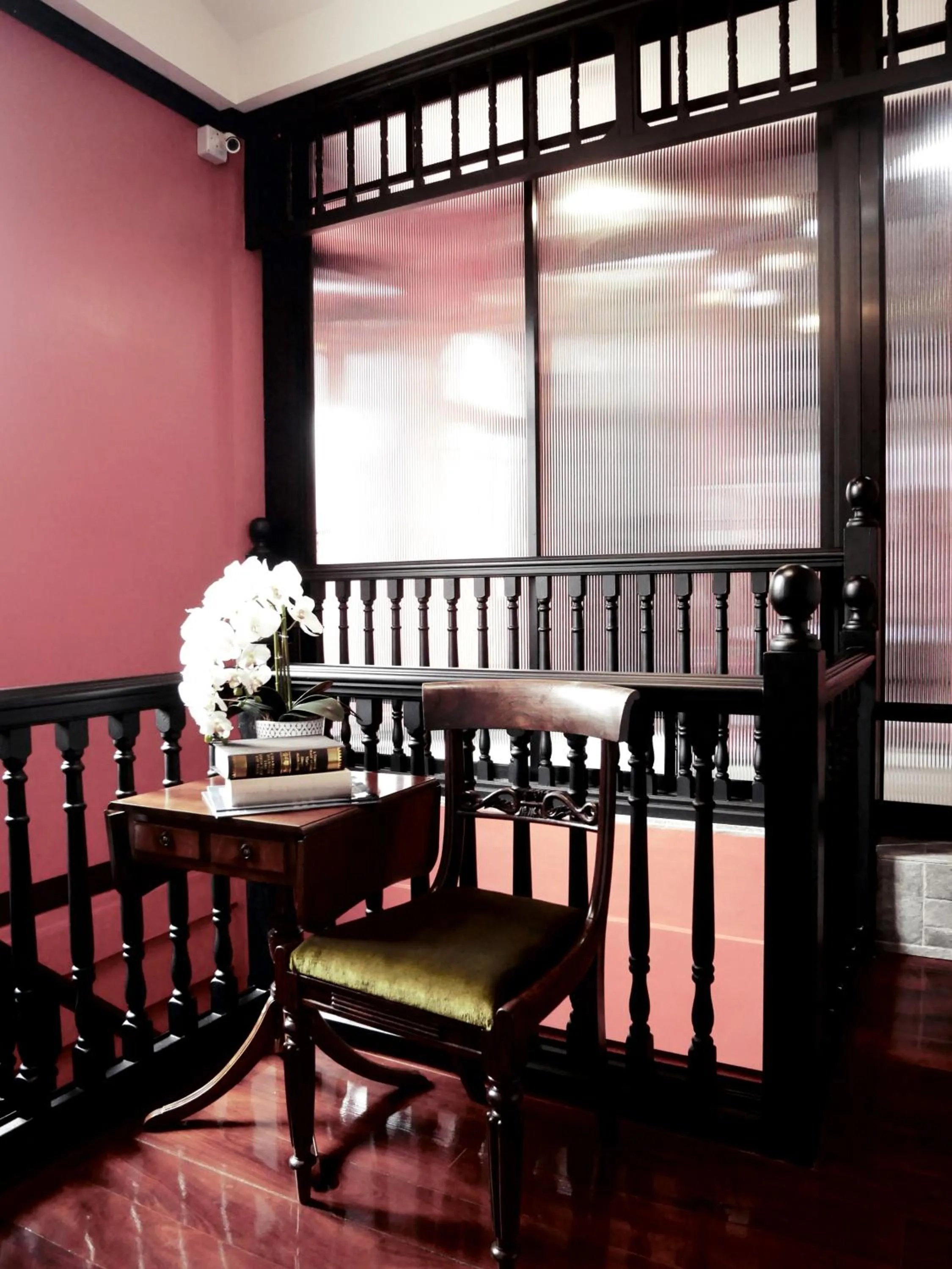 Seating area in DE Phanakron Boutique Hotel