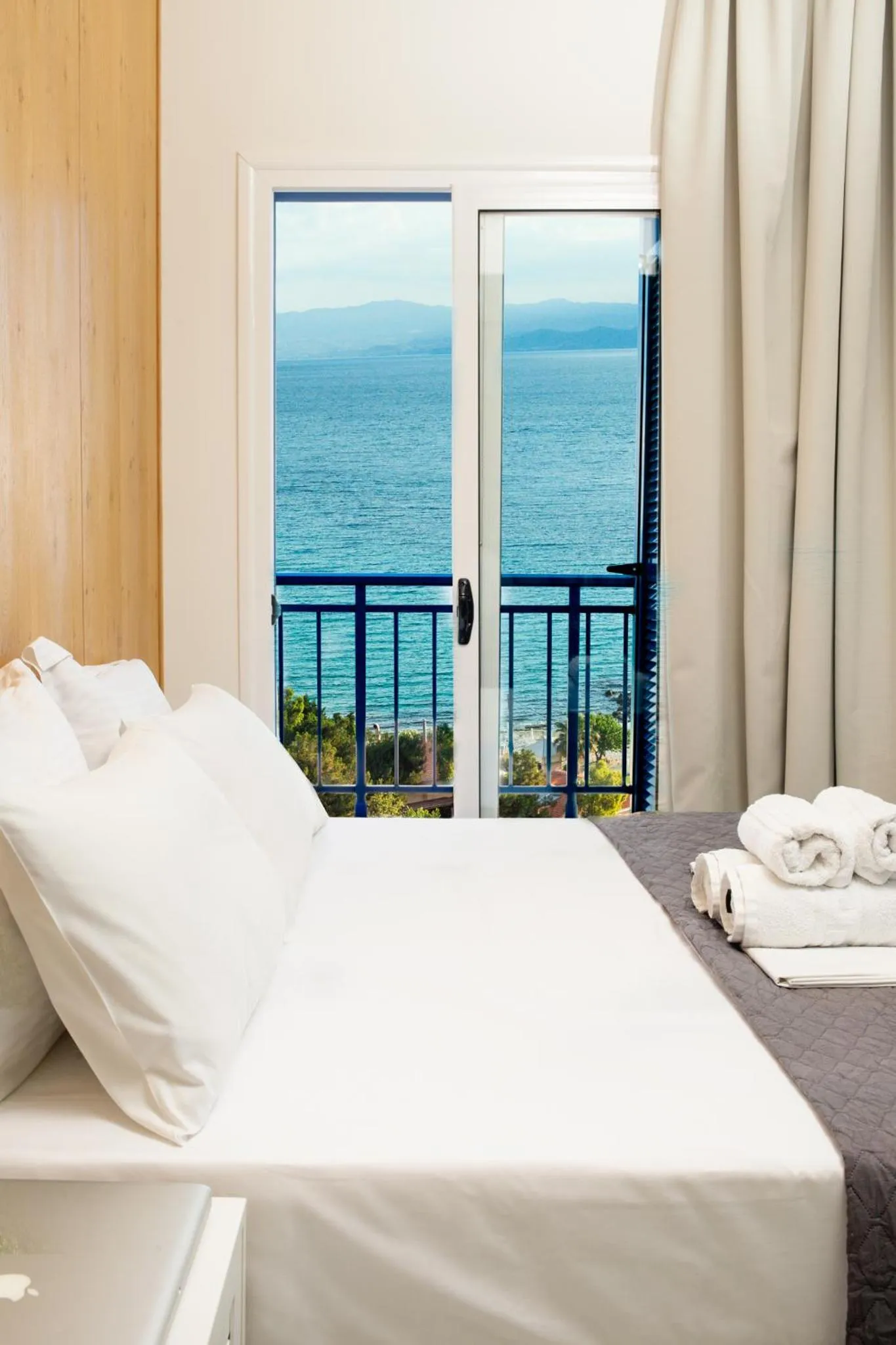 Photo of the whole room, Bed in Vrachos Lofts