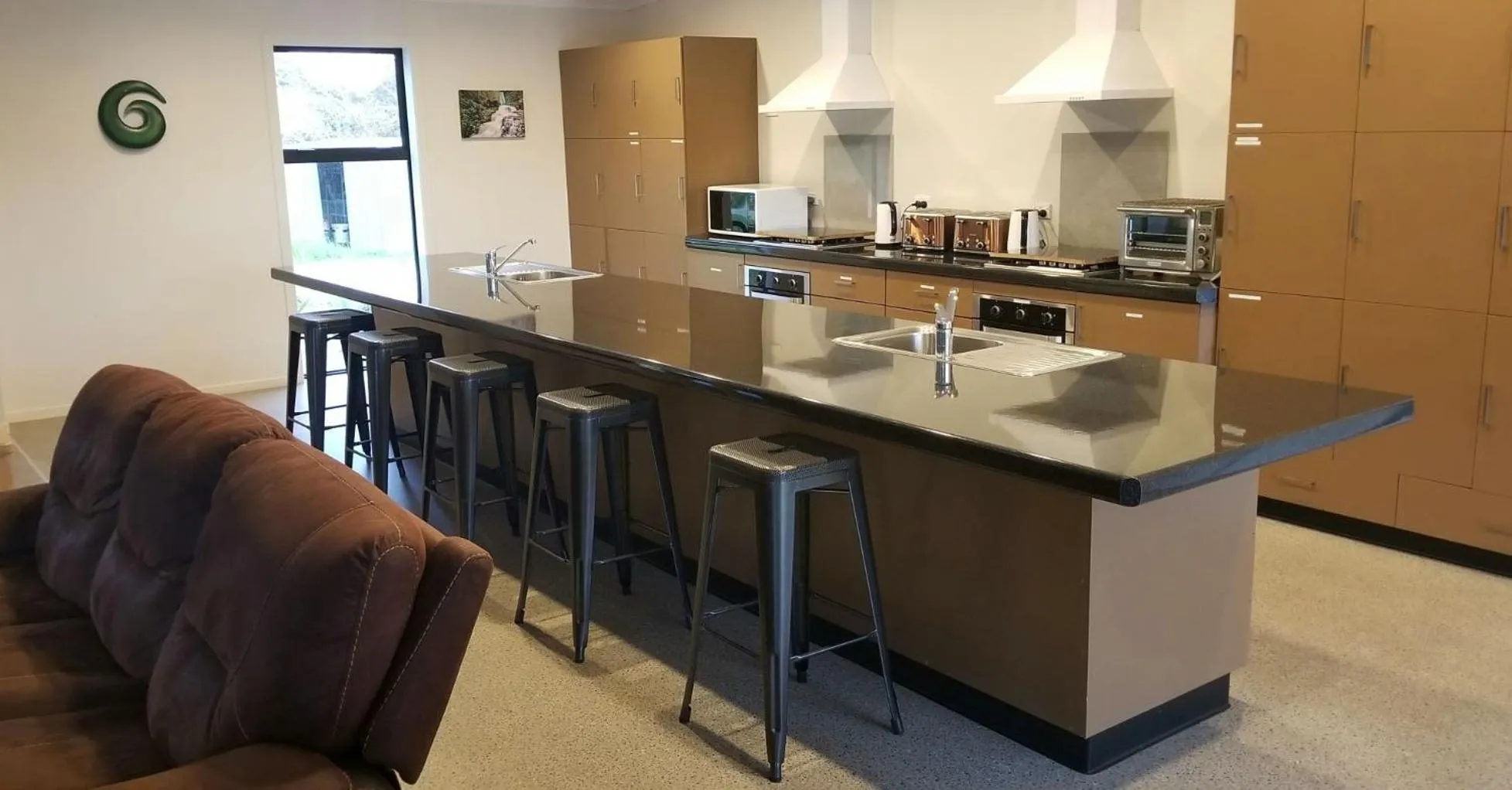 Communal lounge/ TV room in The Whistling Frog Resort