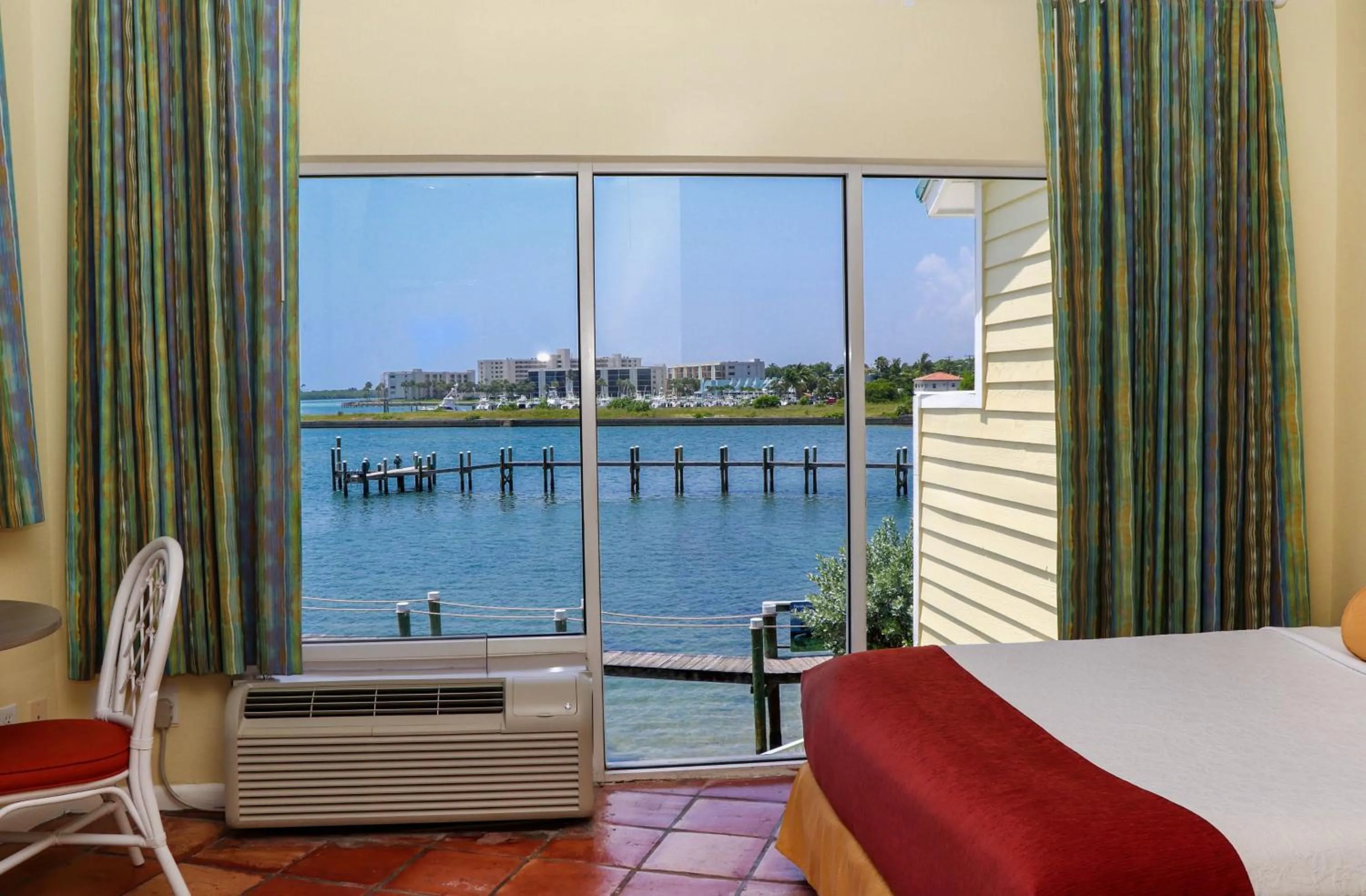 Sea view, Bed in Jupiter Waterfront Inn