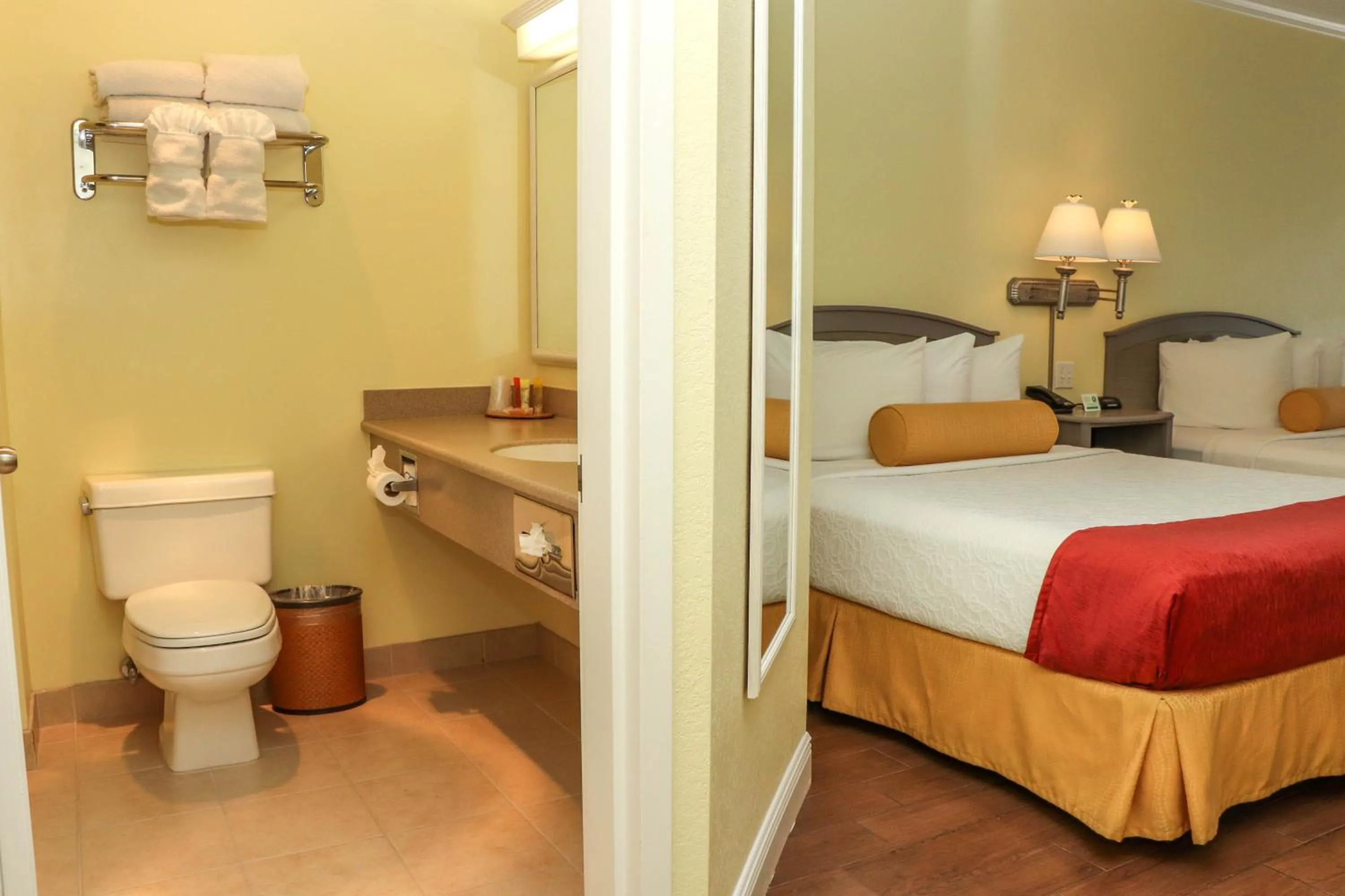 Bathroom, Bed in Jupiter Waterfront Inn