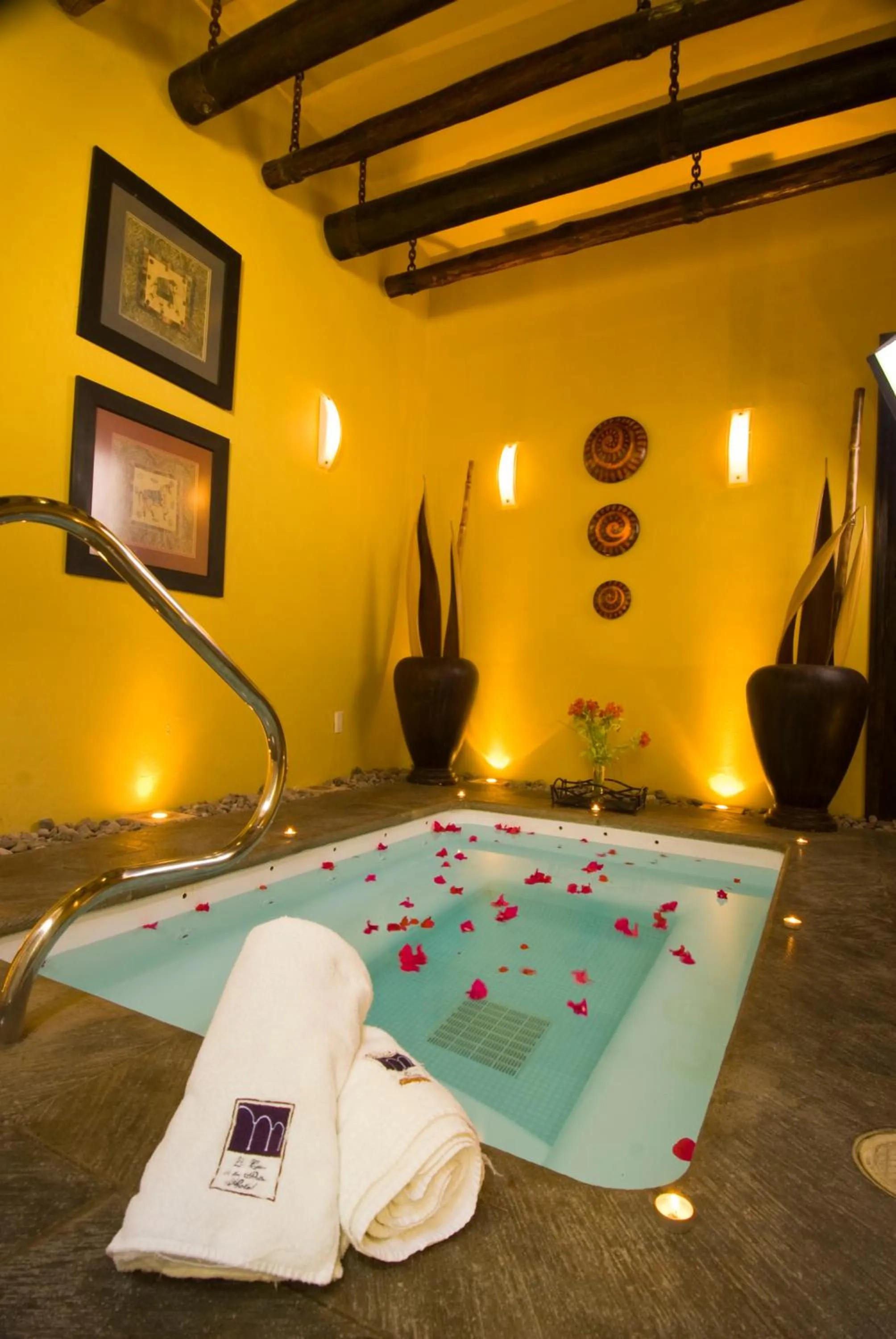 Hot Tub in La Casa de los Patios Hotel & Spa