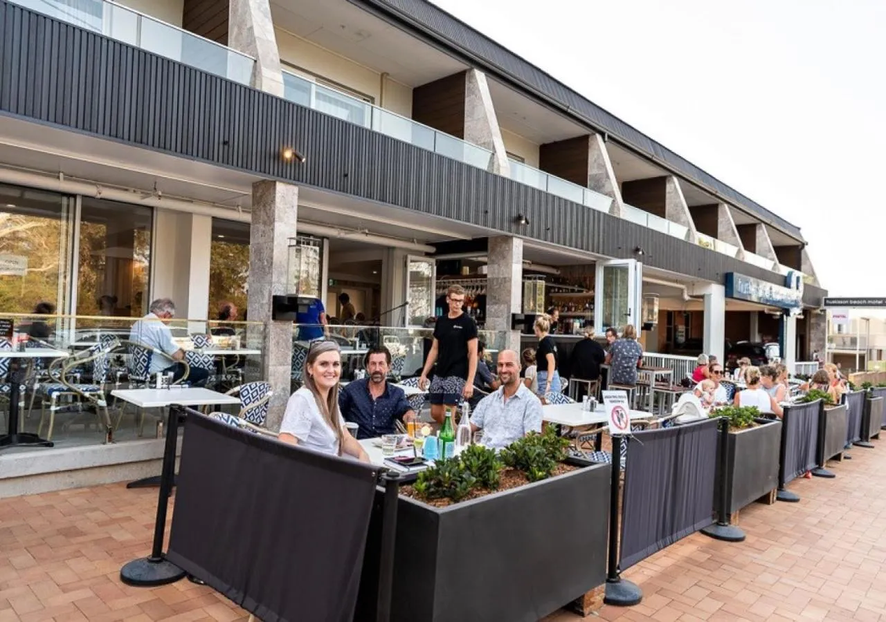 Restaurant/places to eat in Huskisson Beach Motel