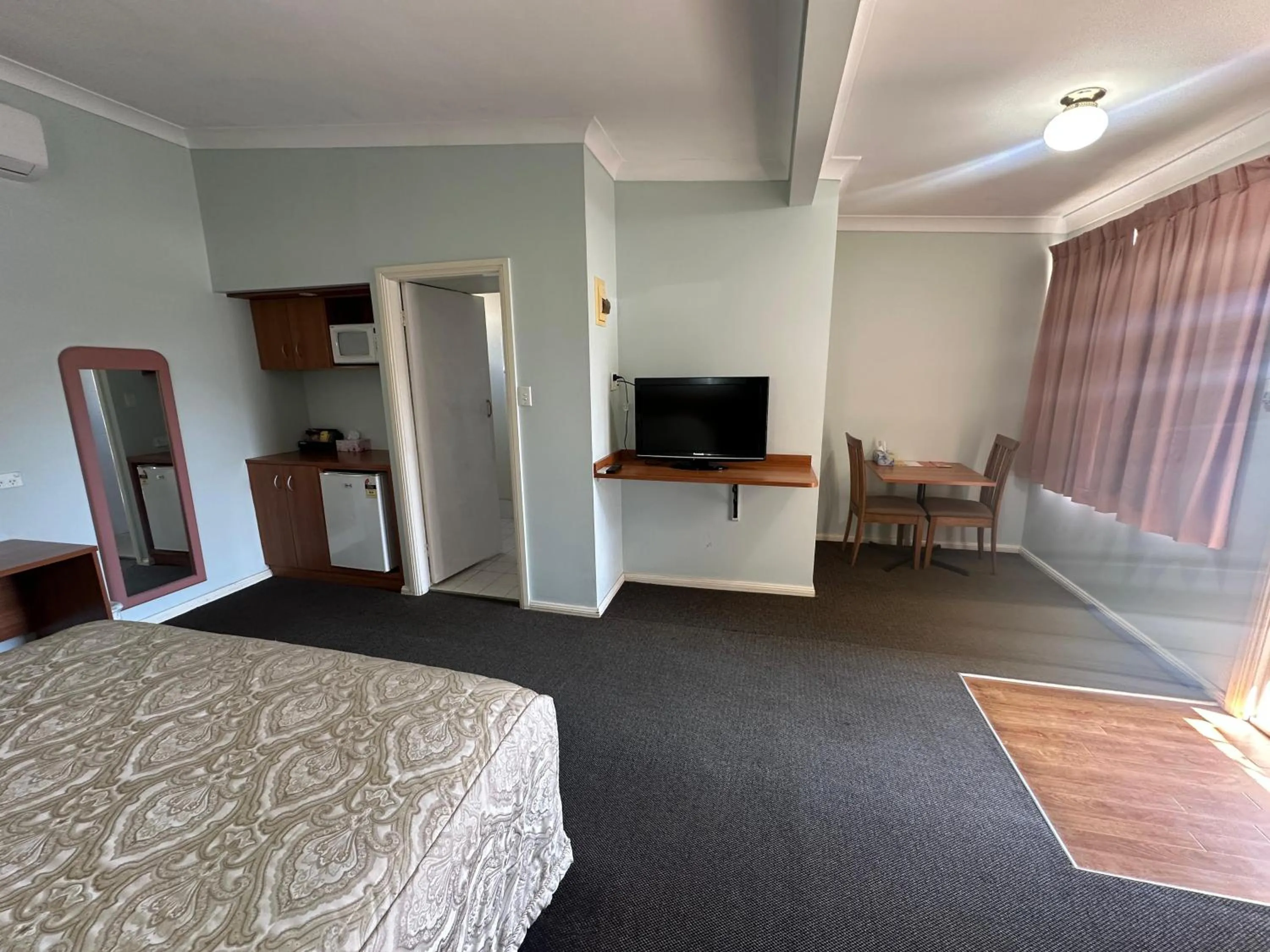 Bed in Colonial Motor Lodge Scone