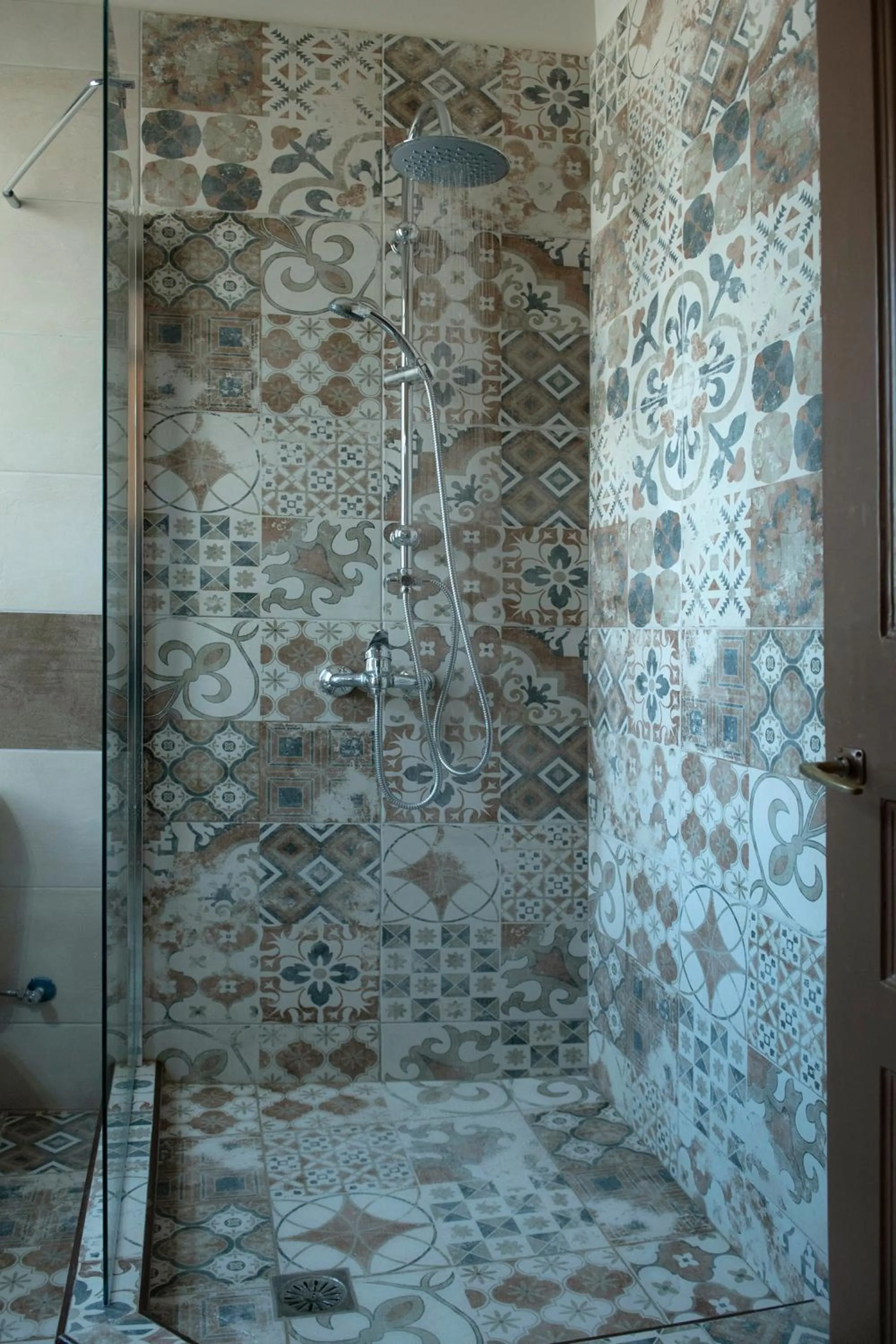 Shower in Beautiful City Suites