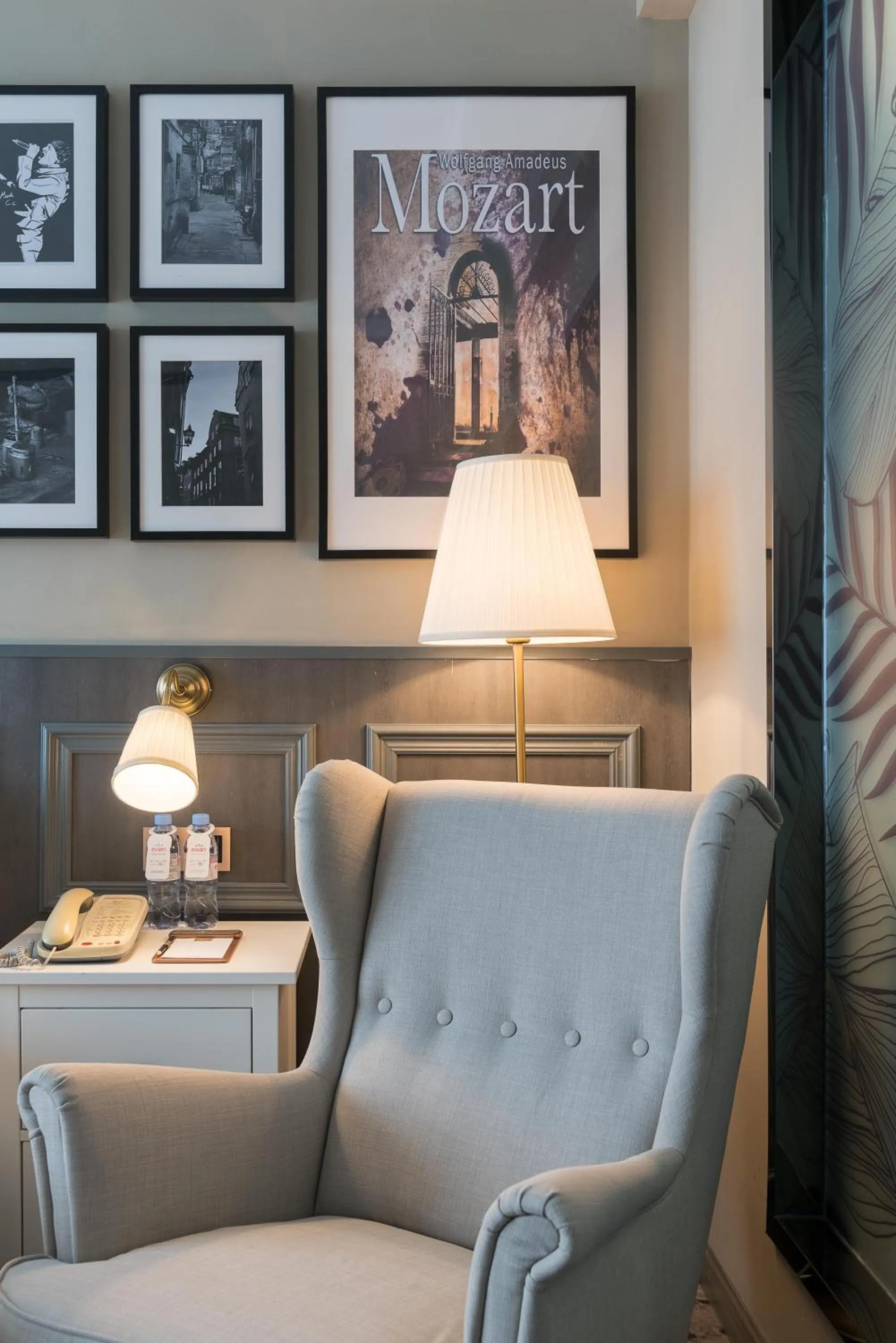 Seating Area in Gondola Hotel