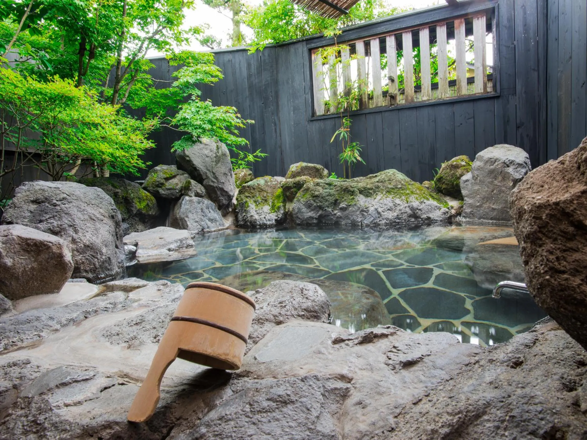 Hot Spring Bath in Yurari Rokumyo