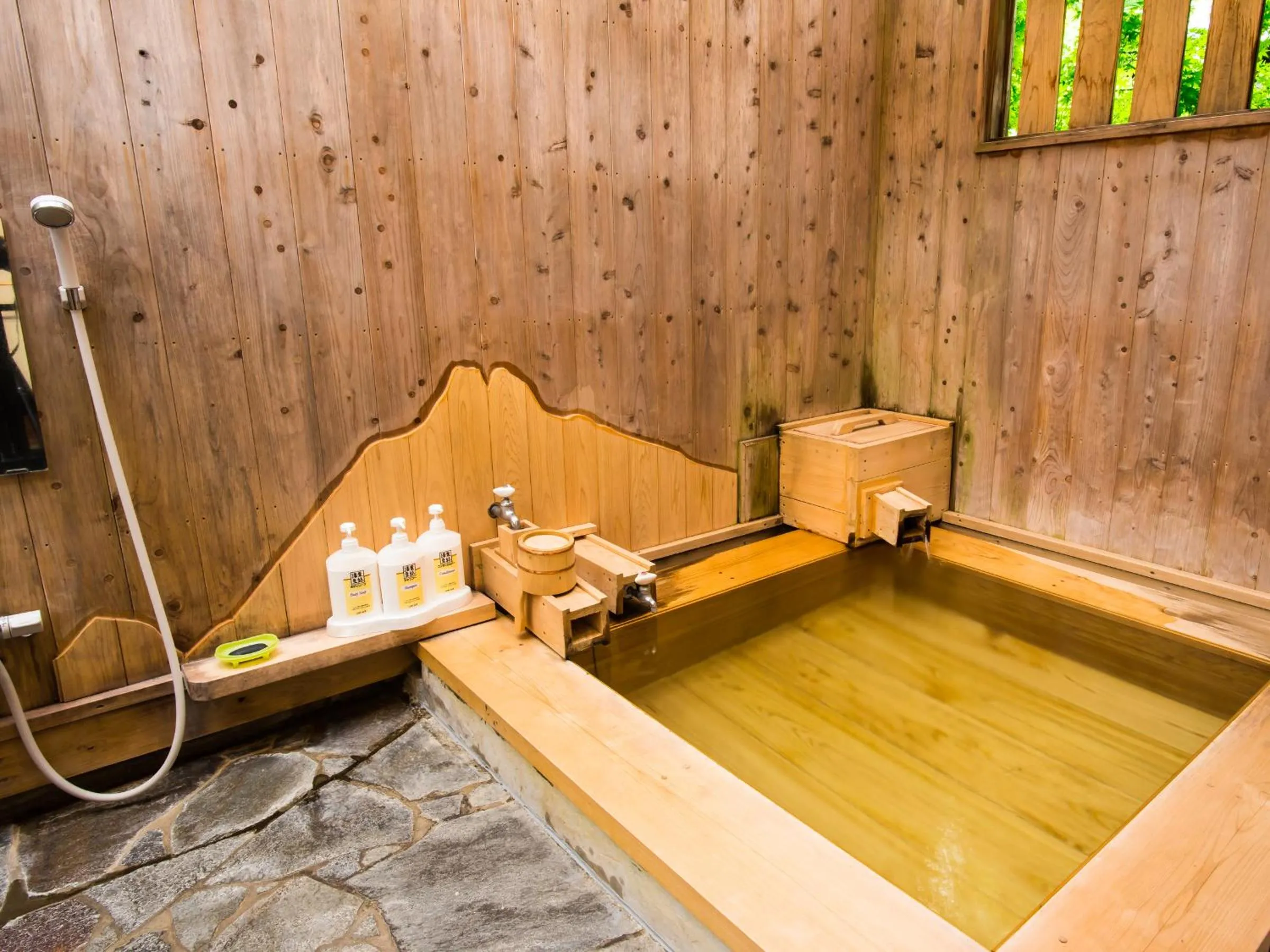 Hot Spring Bath in Yurari Rokumyo
