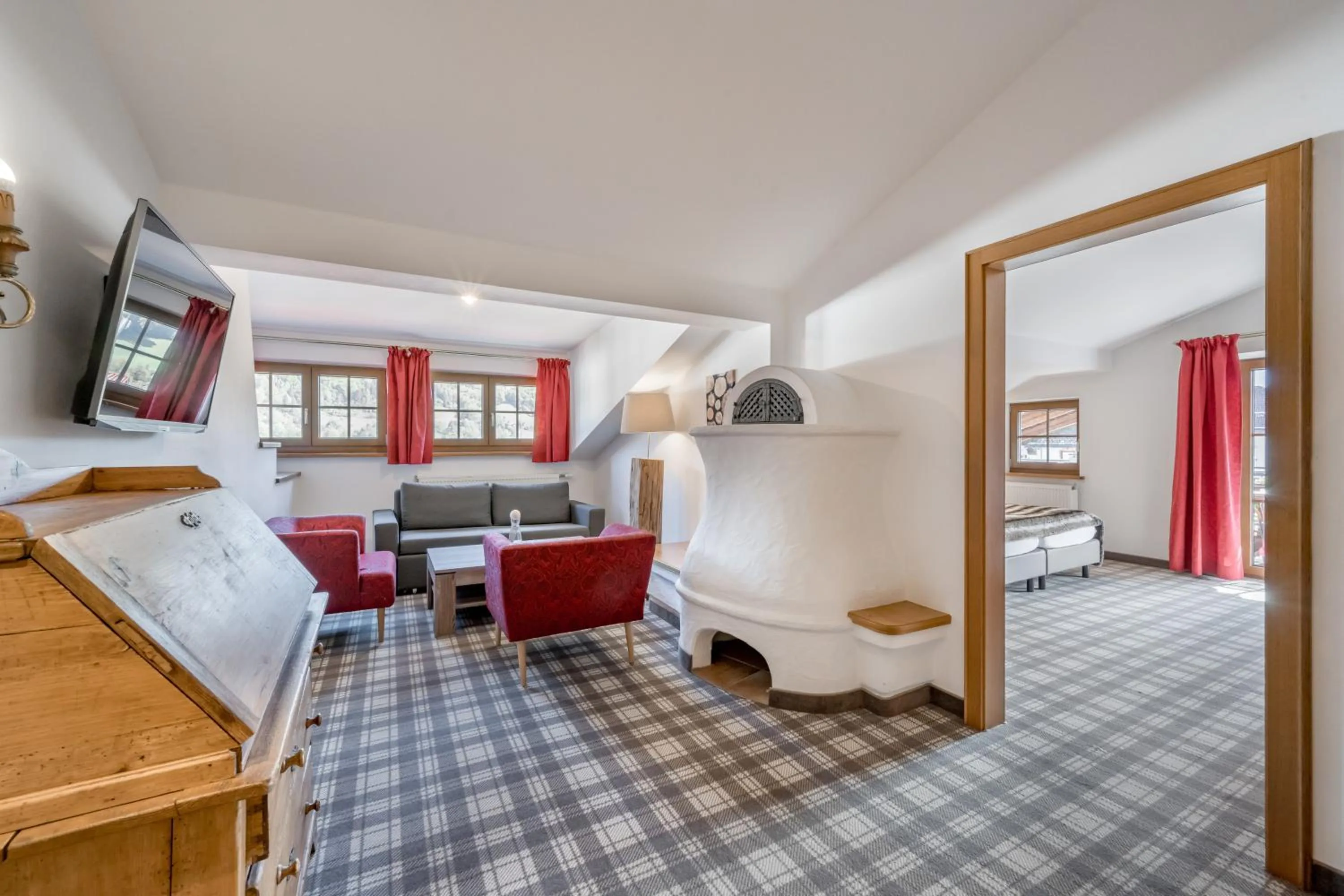 Living room, Bed in Ruhpoldinger Hof - Hotel & Wellness