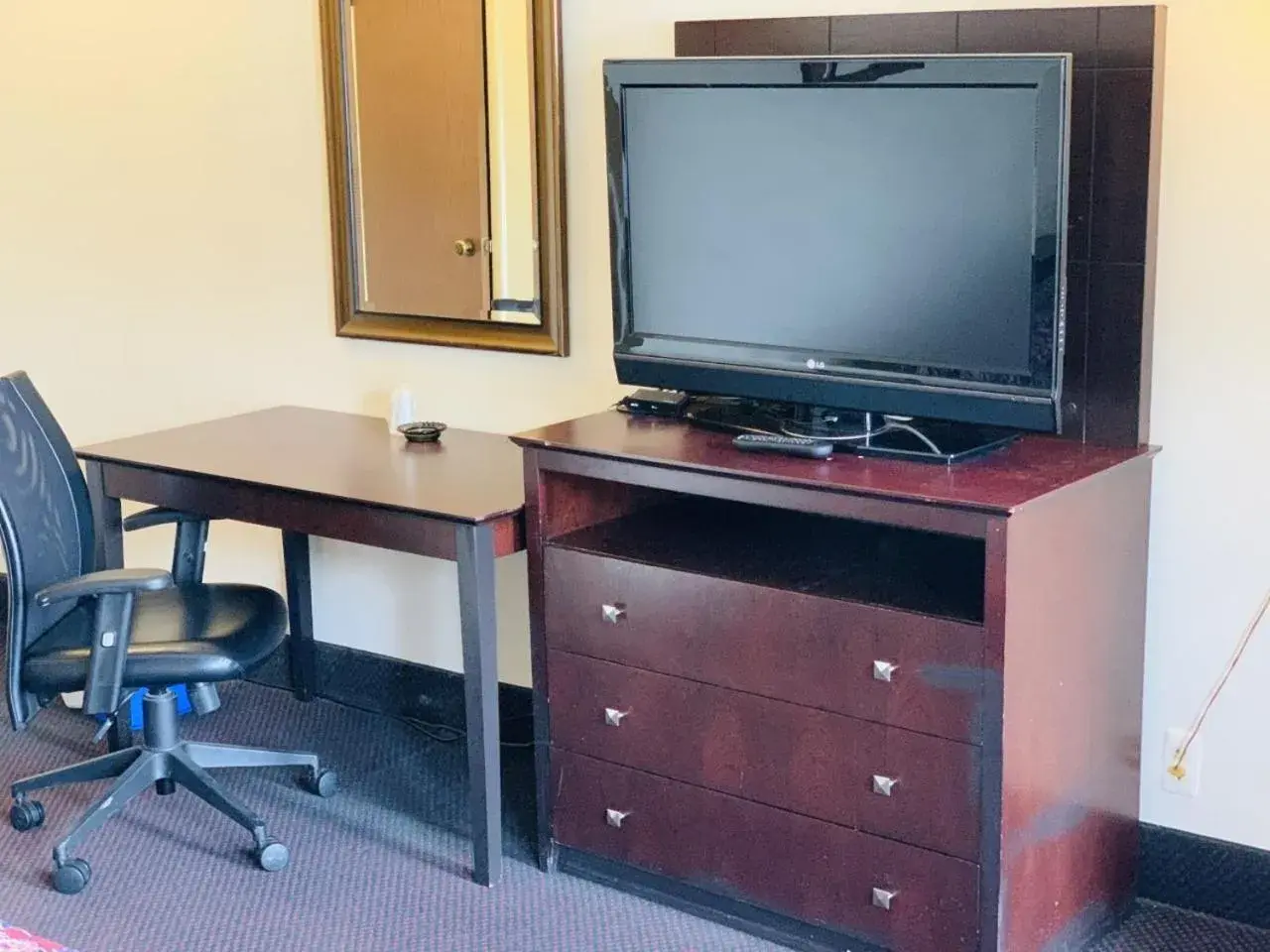 Deluxe Queen Room in Express Inn Deluxe Queen Room in Express Inn