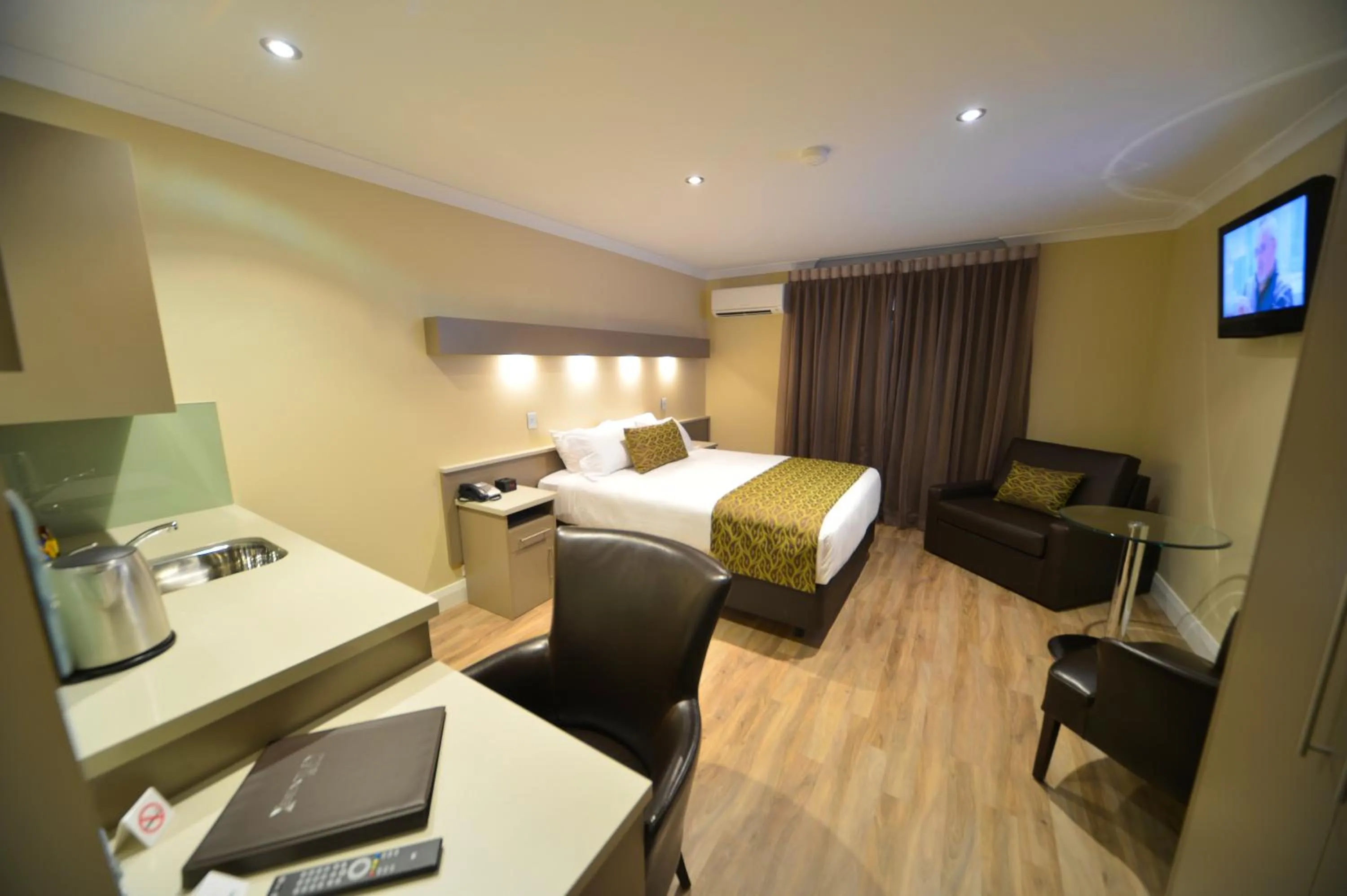 Photo of the whole room, Bed in Bentley Motel