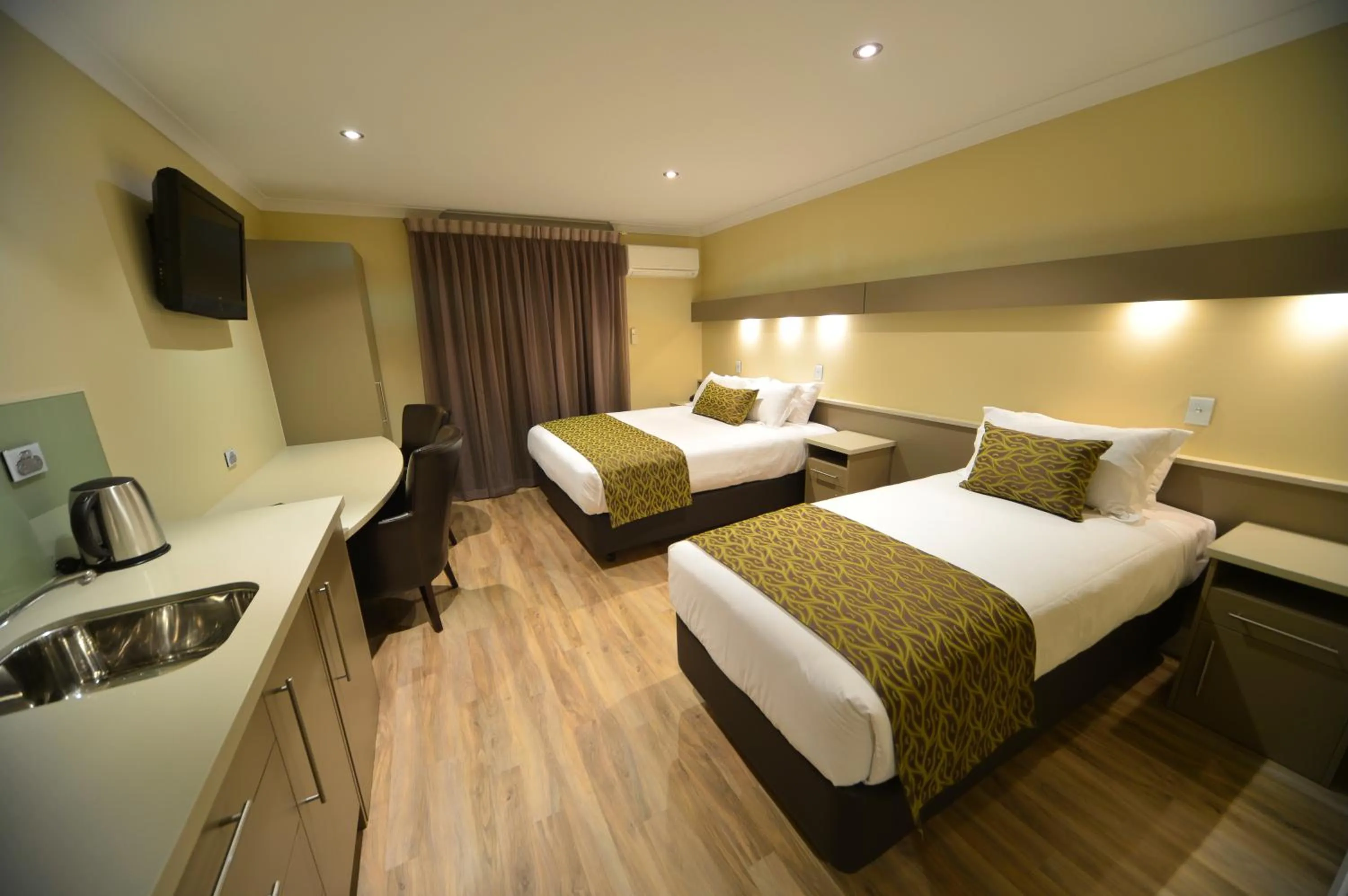 Deluxe Triple Room in Bentley Motel