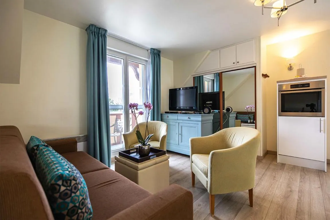 Living room in Club Wyndham Normandy