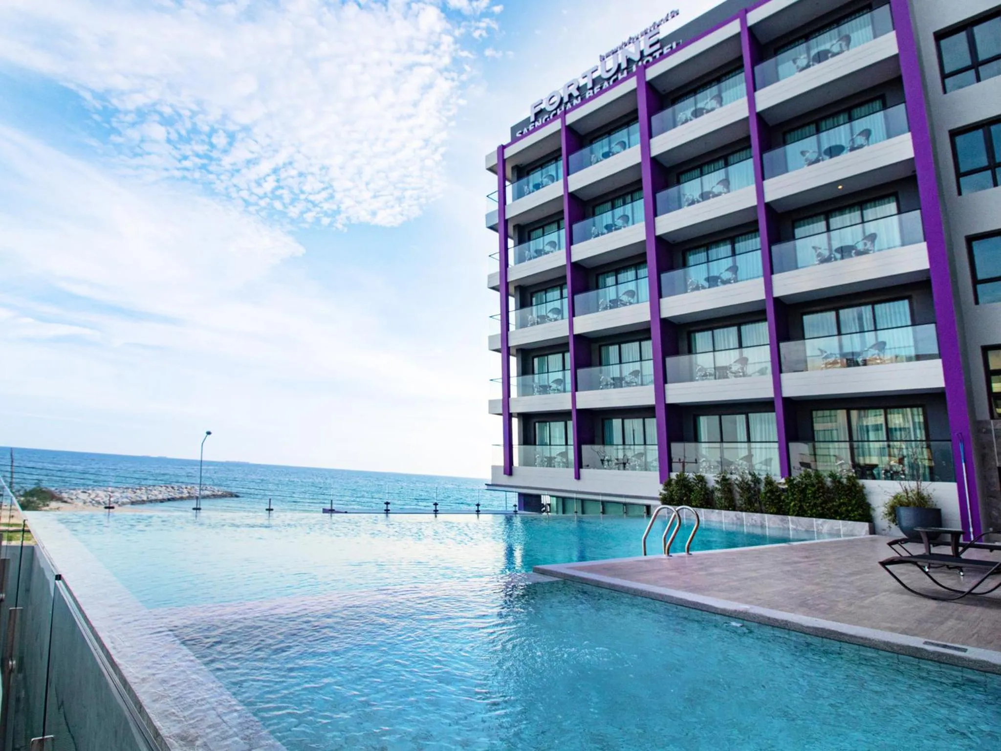 Swimming pool in Fortune Saeng Chan Beach Hotel Rayong - SHA Plus