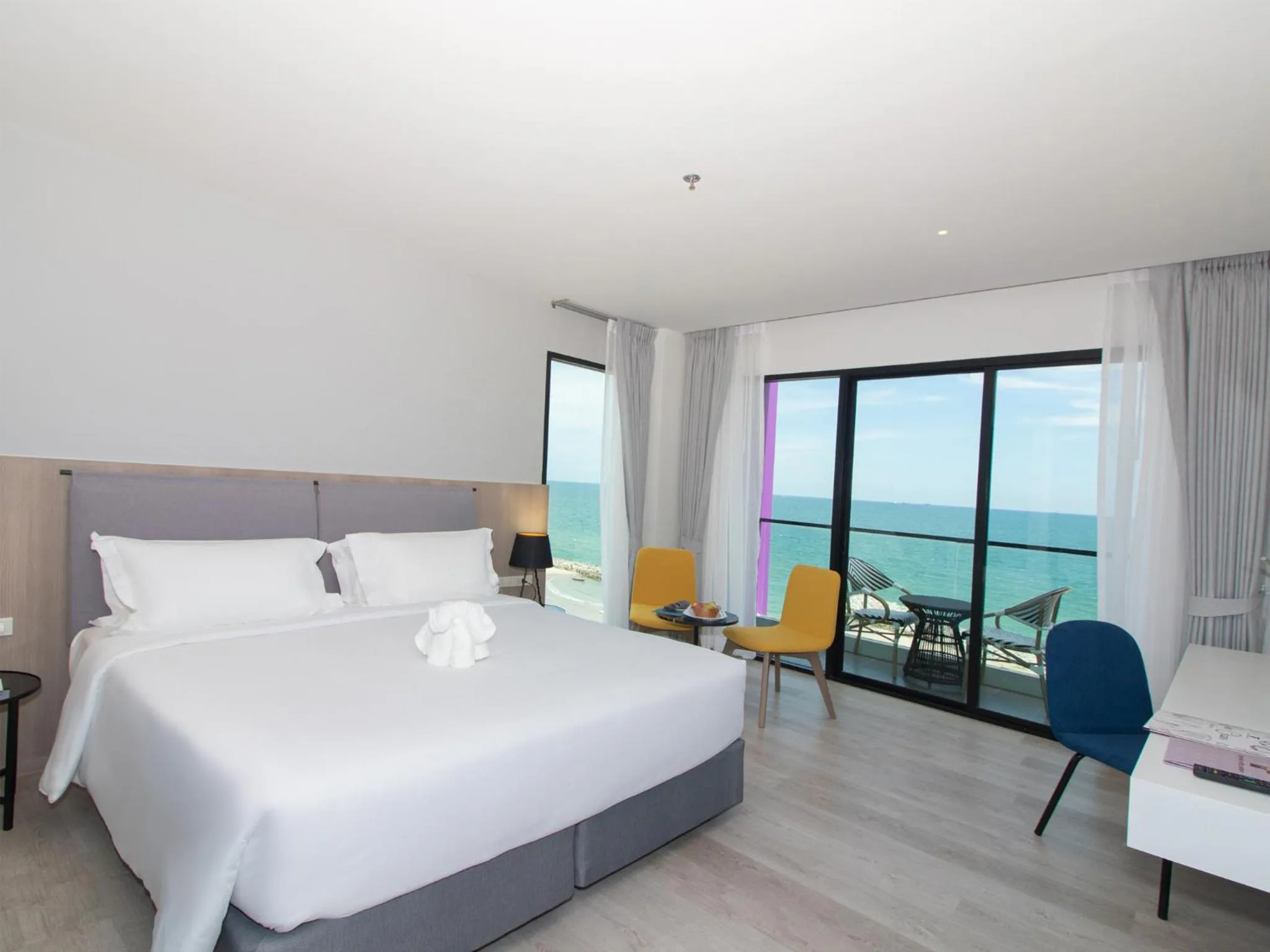 Balcony/Terrace, Bed in Fortune Saeng Chan Beach Hotel Rayong - SHA Plus