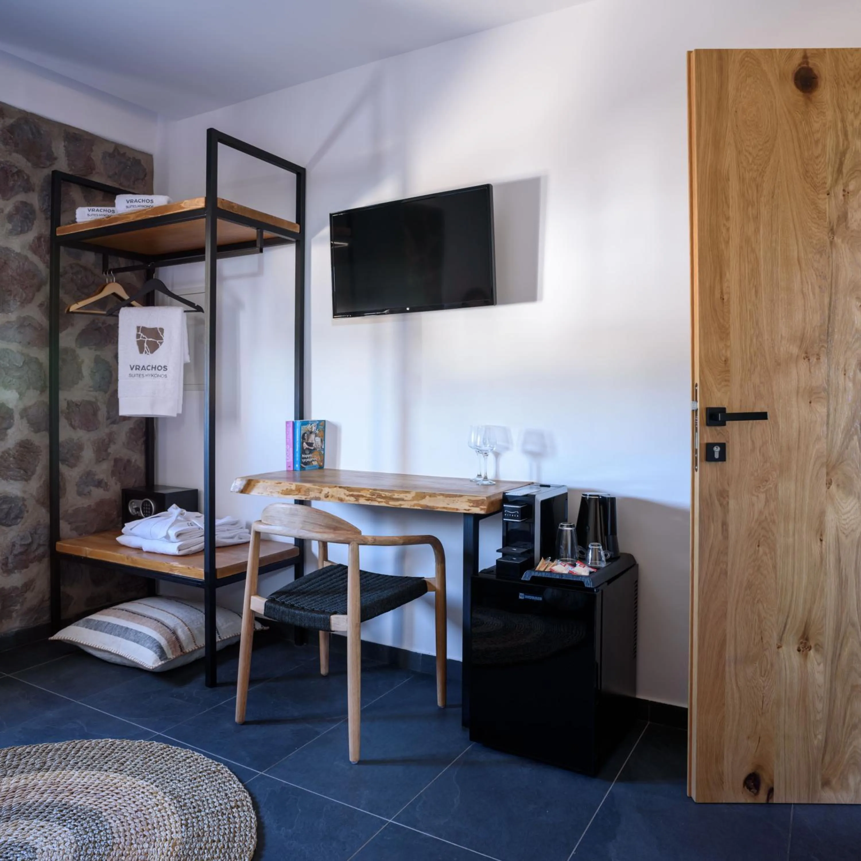 TV and multimedia, Bed in Vrachos Suites Mykonos