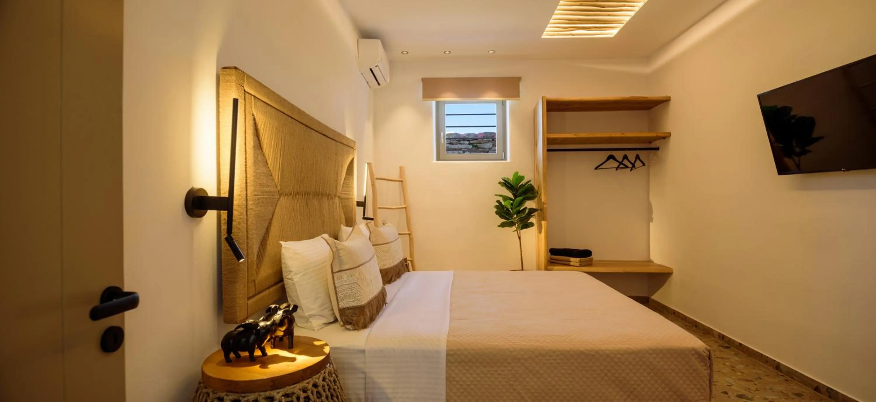 Bedroom, Bed in Vrachos Suites Mykonos