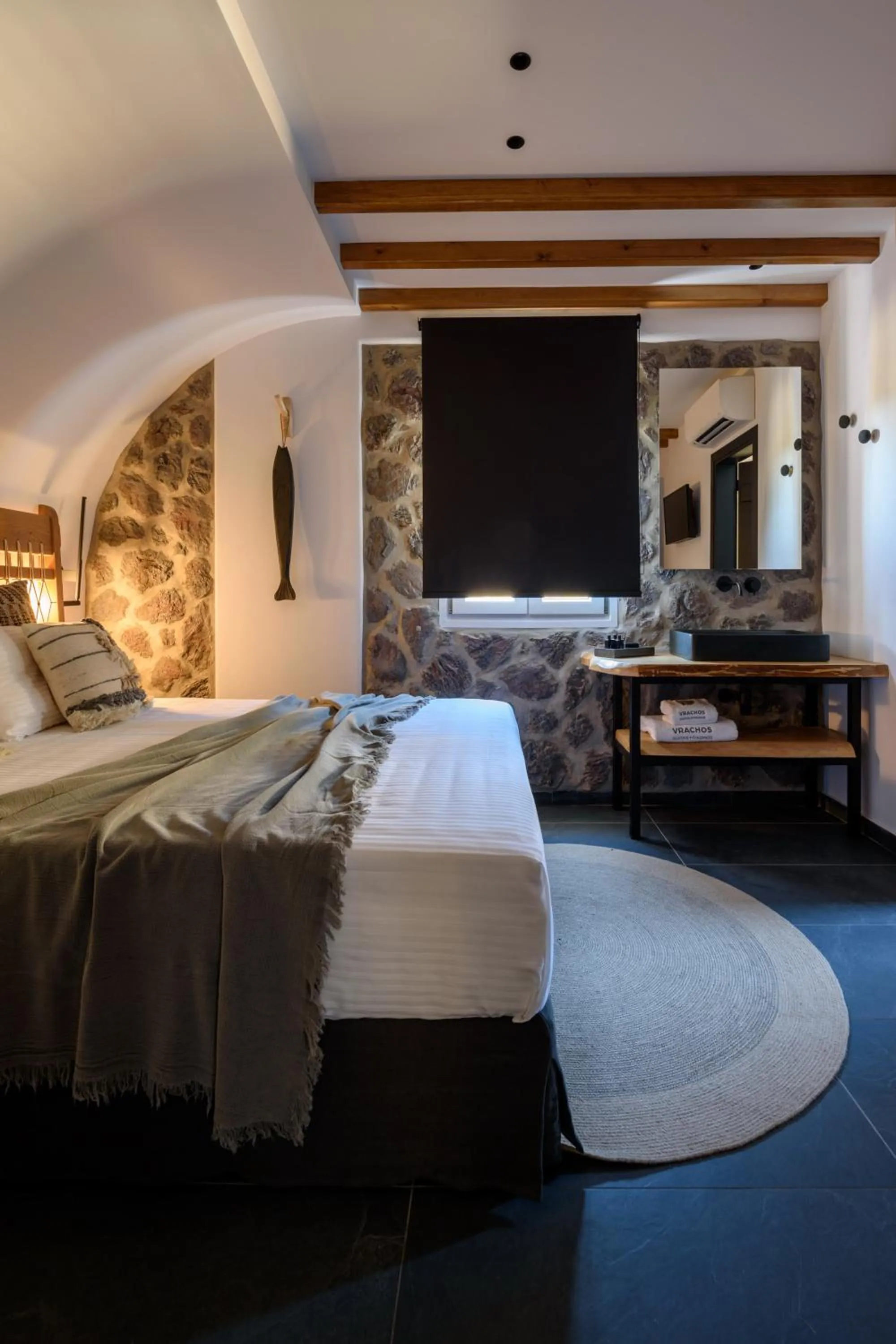Photo of the whole room, Bed in Vrachos Suites Mykonos