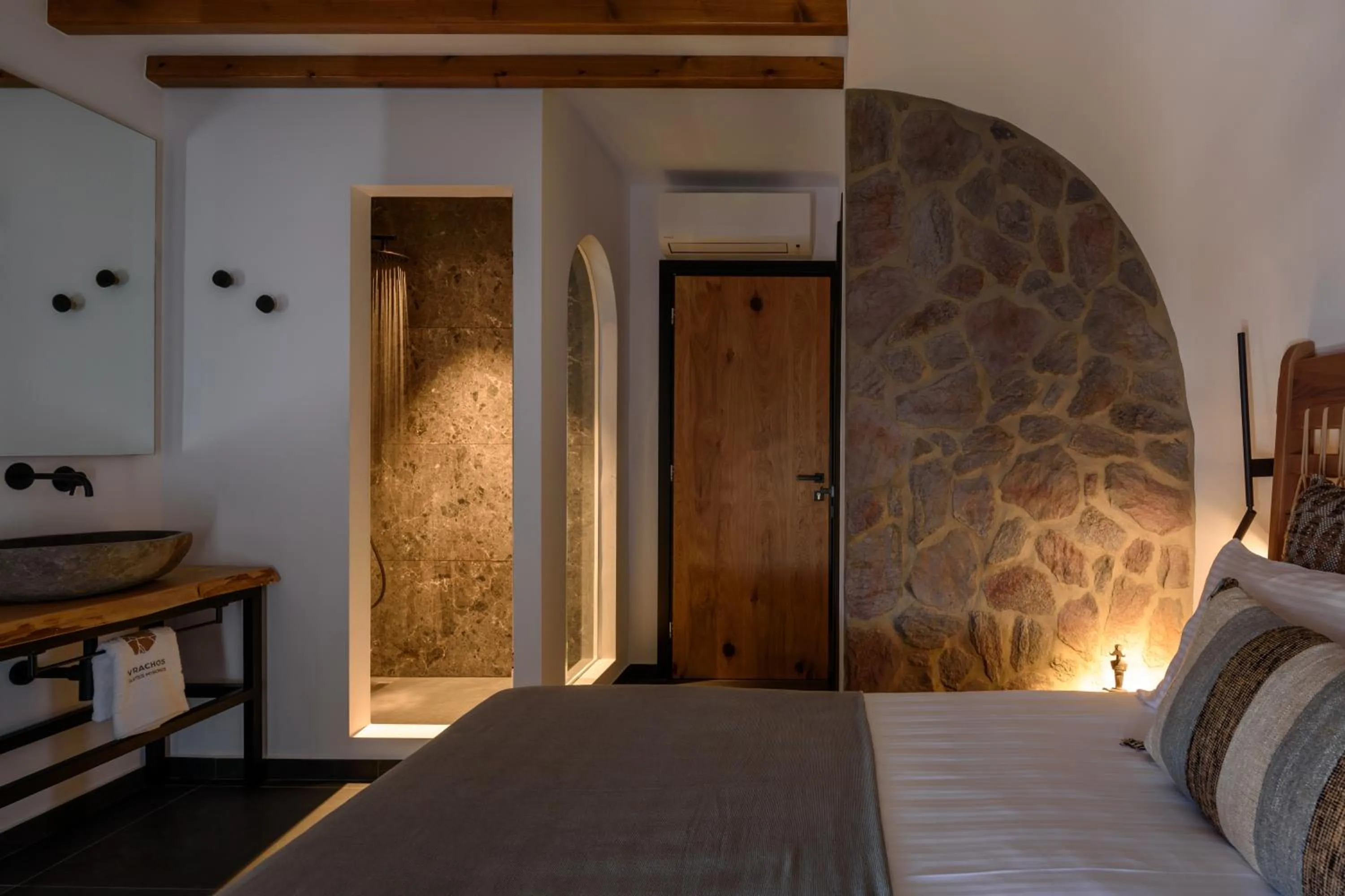 Photo of the whole room, Bed in Vrachos Suites Mykonos