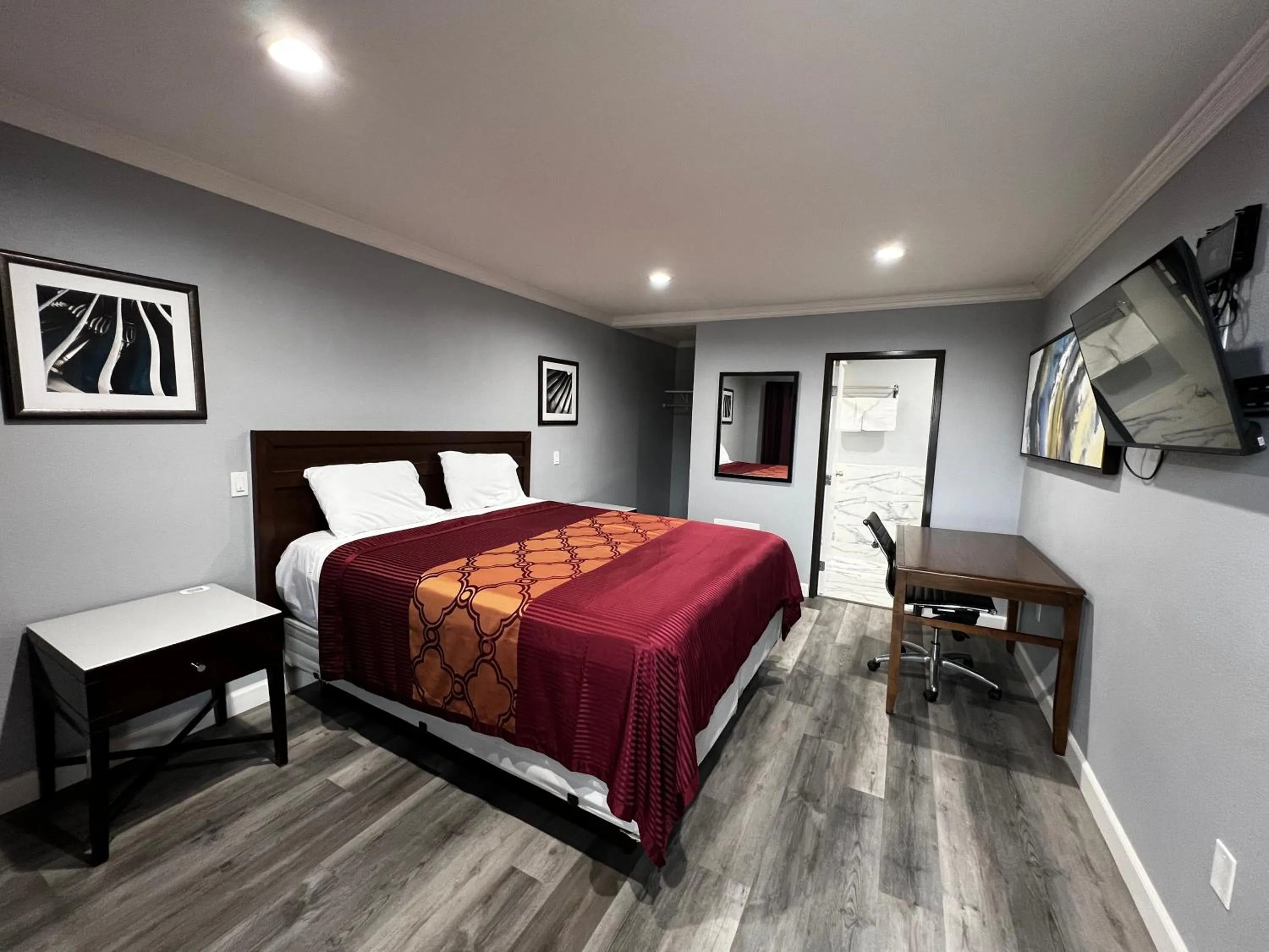 Photo of the whole room, Bed in Aqua Inn Motel