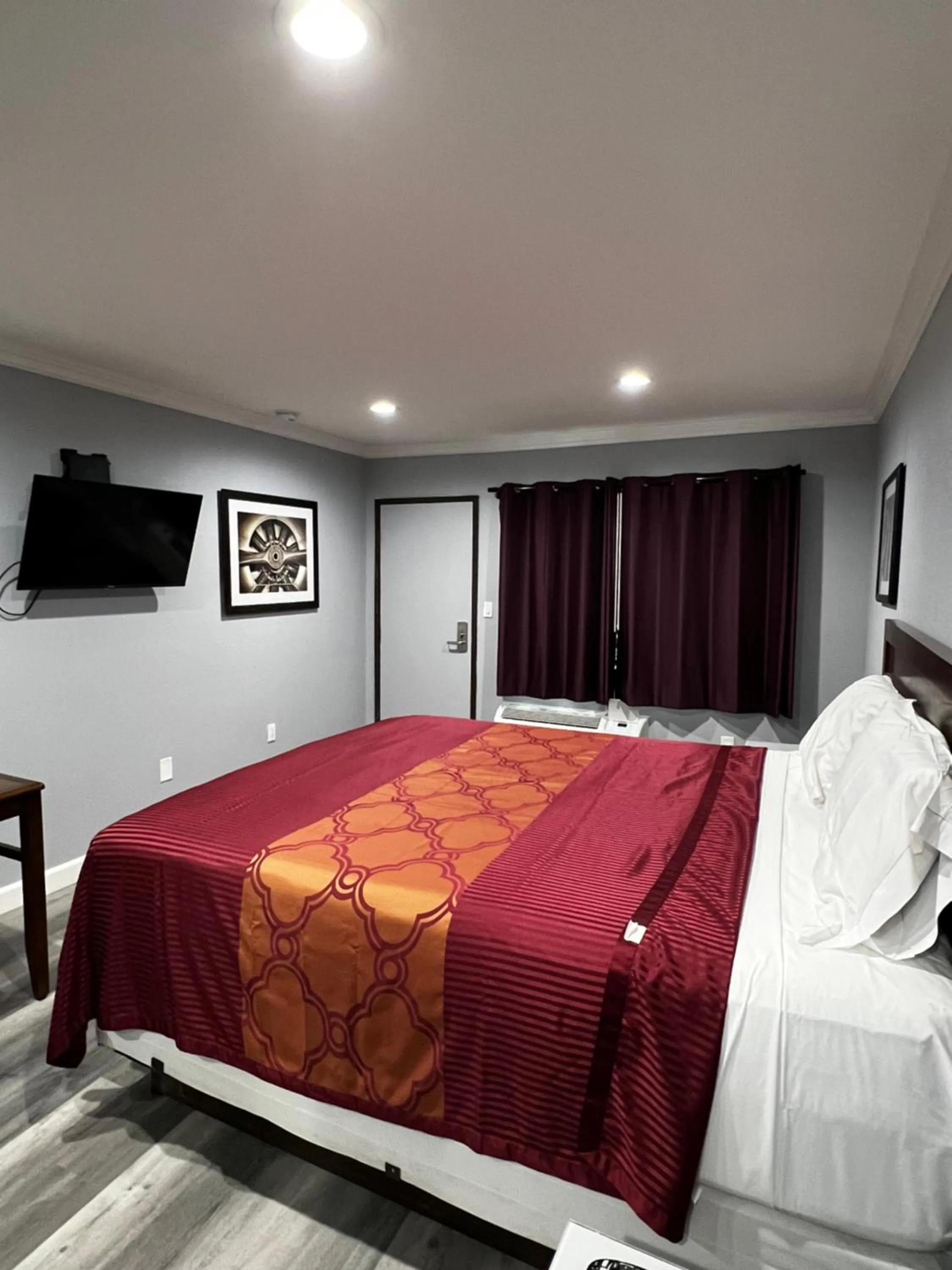 TV and multimedia, Bed in Aqua Inn Motel