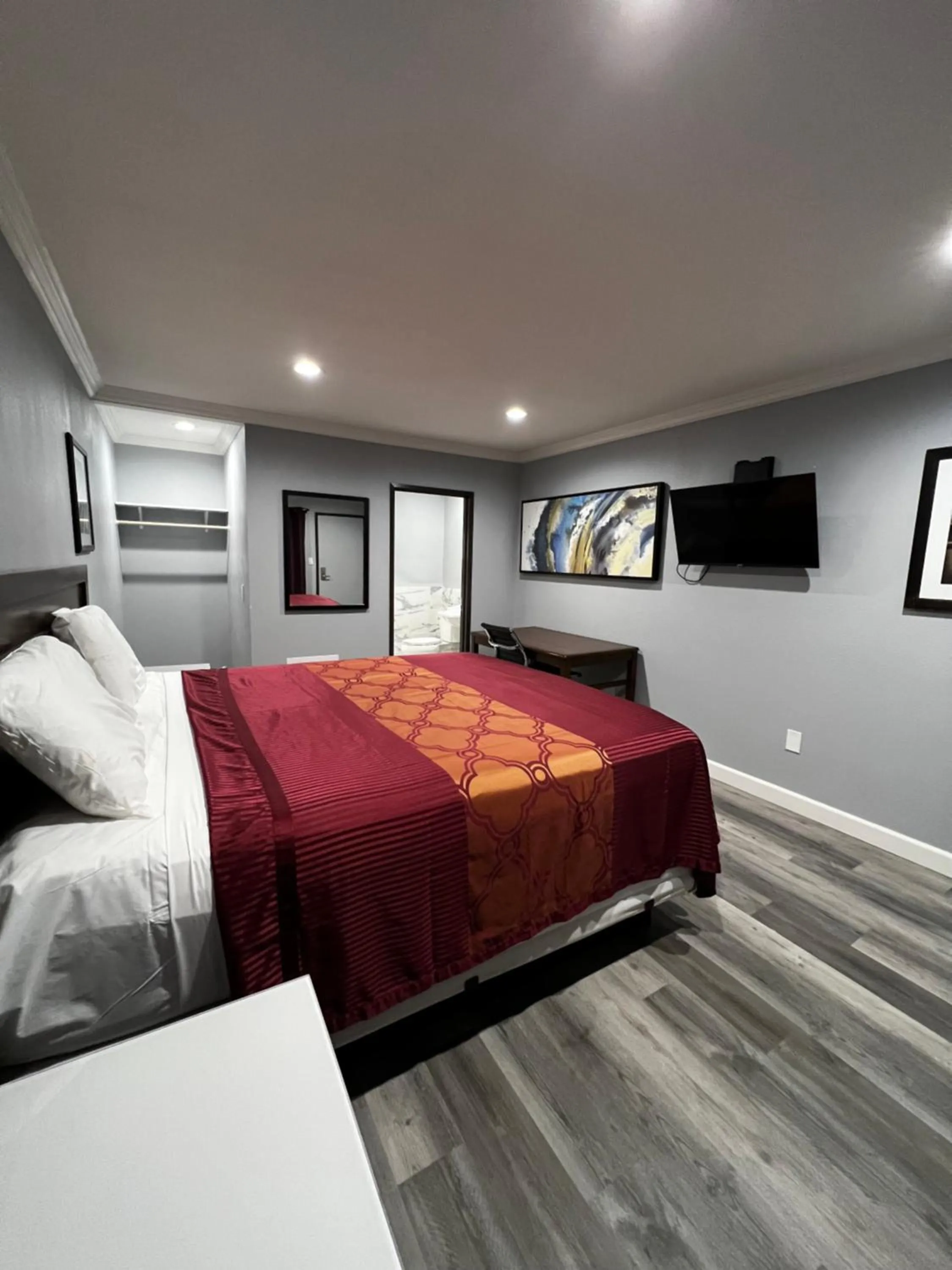 Photo of the whole room, Bed in Aqua Inn Motel