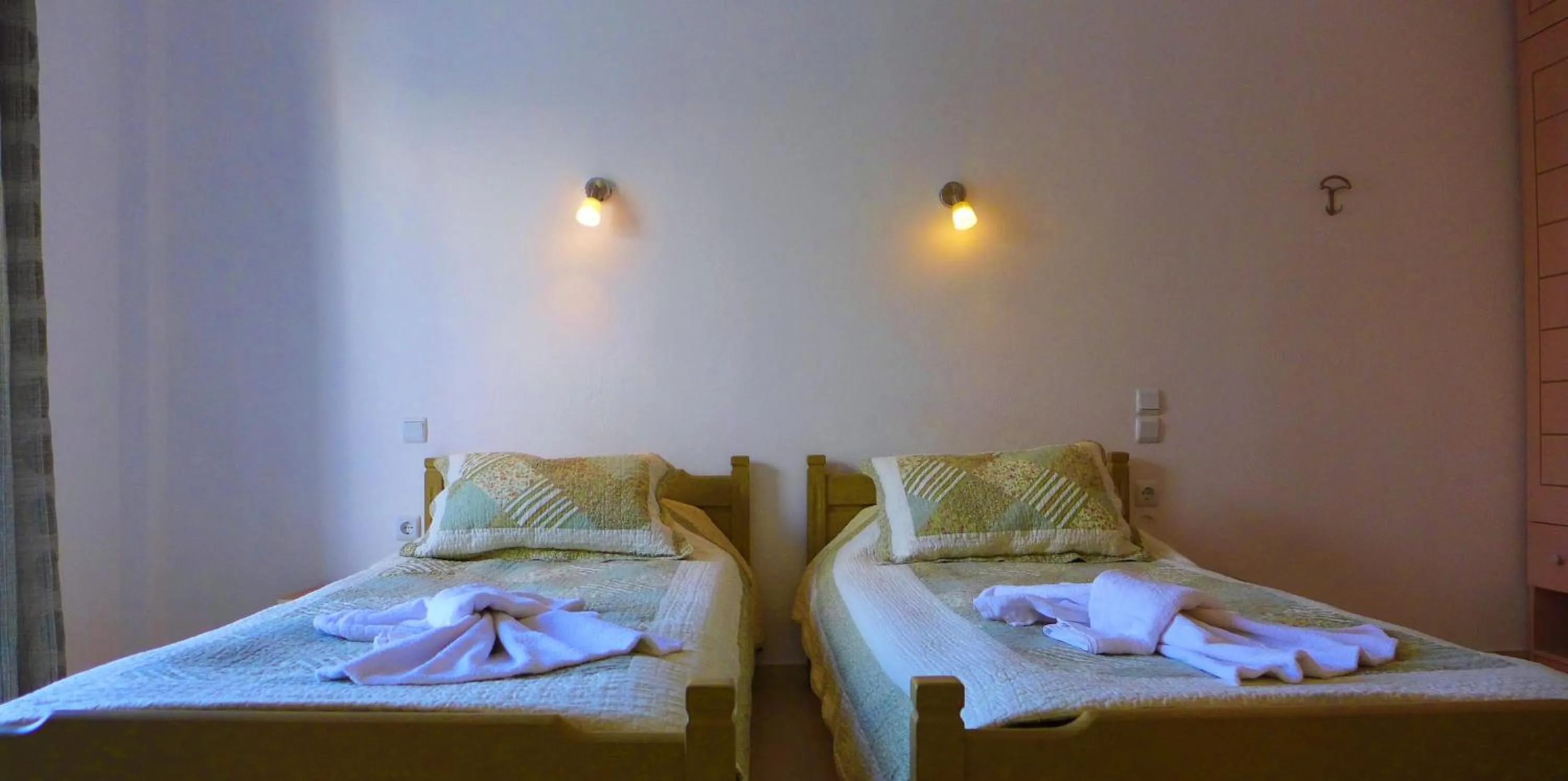 Photo of the whole room, Bed in Lion-Suites