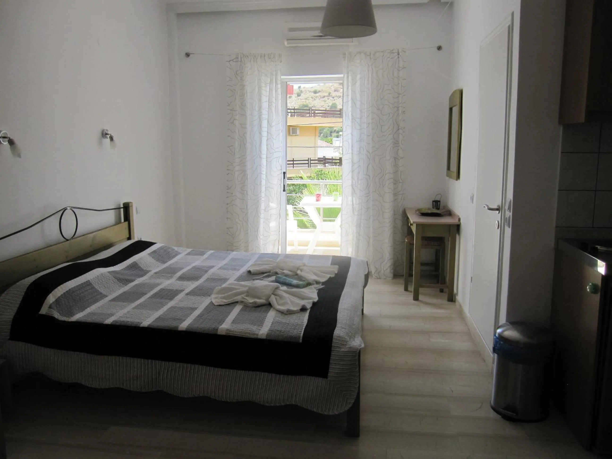 Photo of the whole room, Bed in Lion-Suites