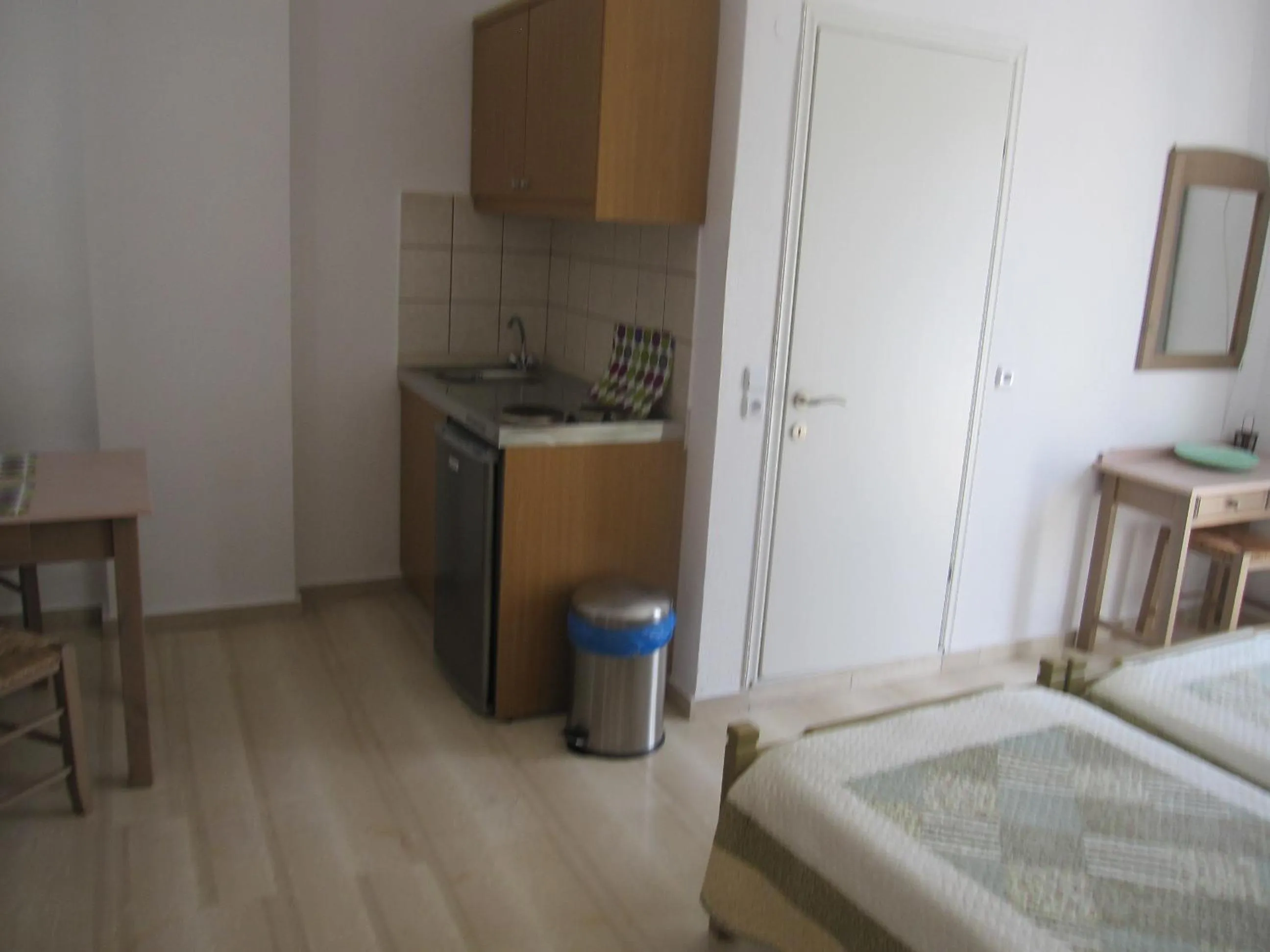 Photo of the whole room, Bed in Lion-Suites