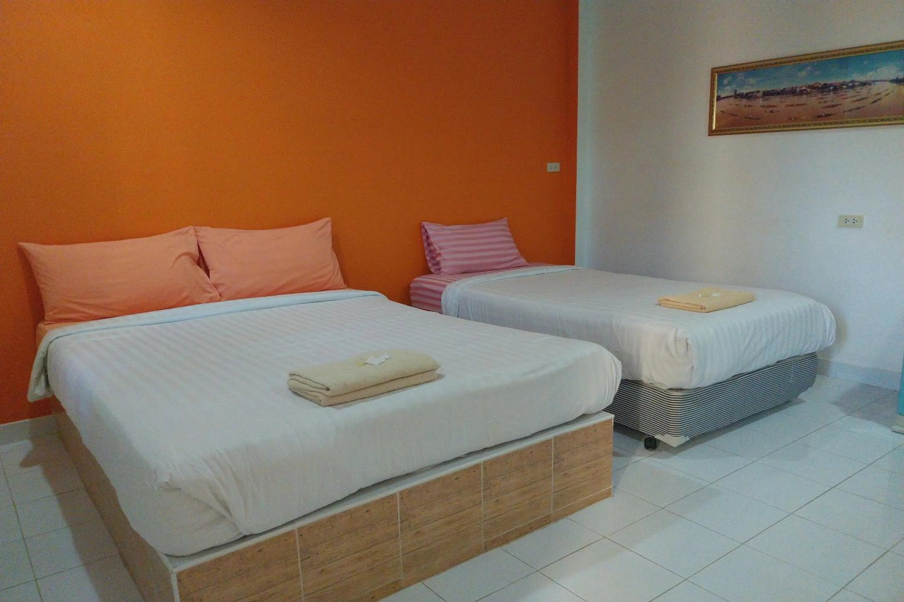 Photo of the whole room, Bed in Review Resort