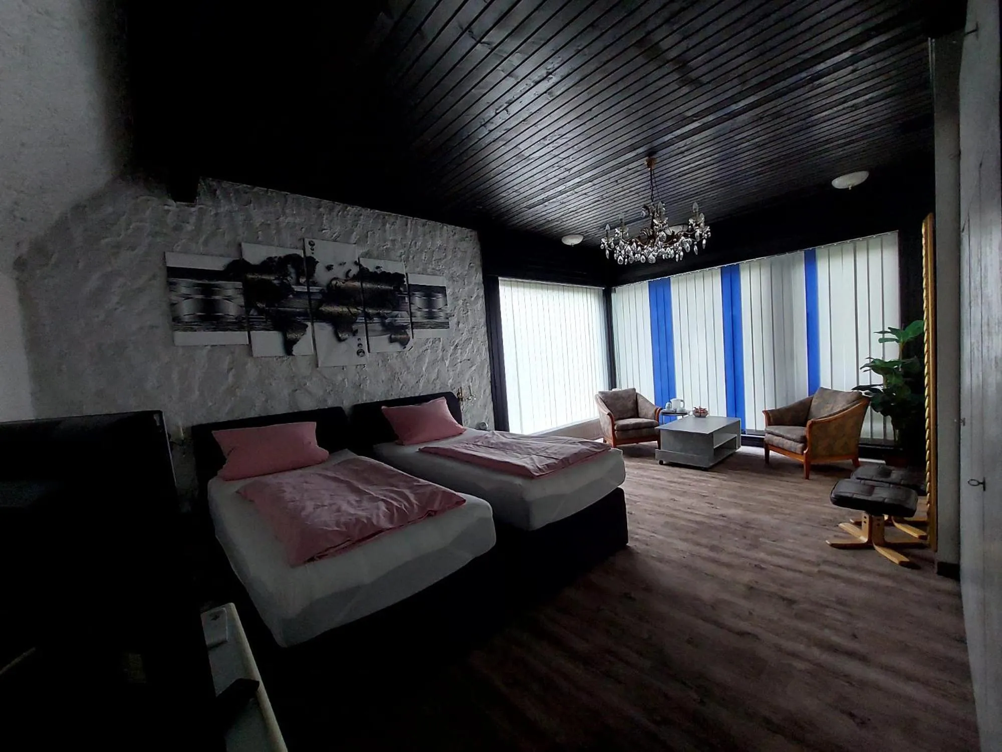 Photo of the whole room, Bed in Am Hallenbad Hotel garni