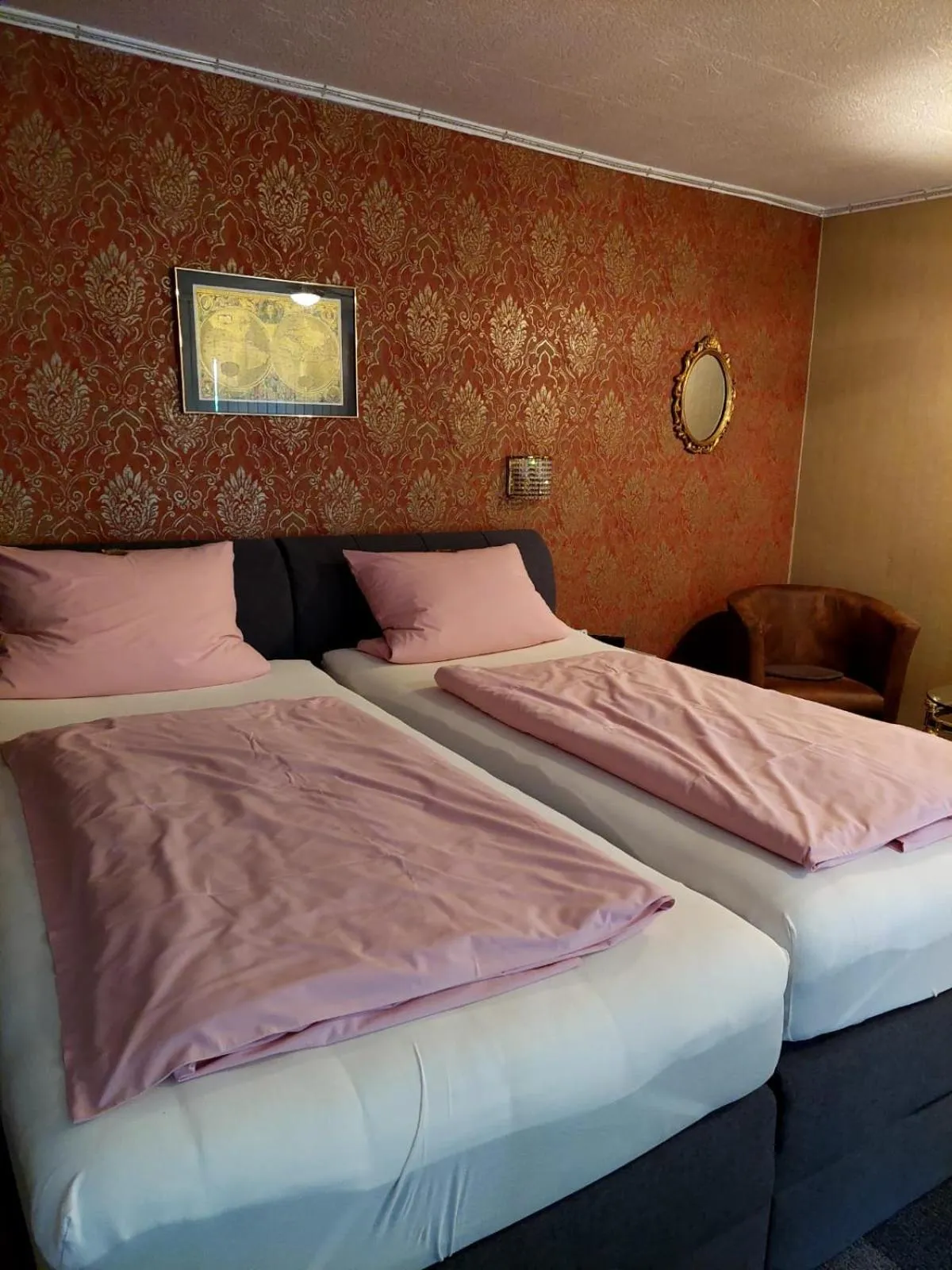 Photo of the whole room, Bed in Am Hallenbad Hotel garni