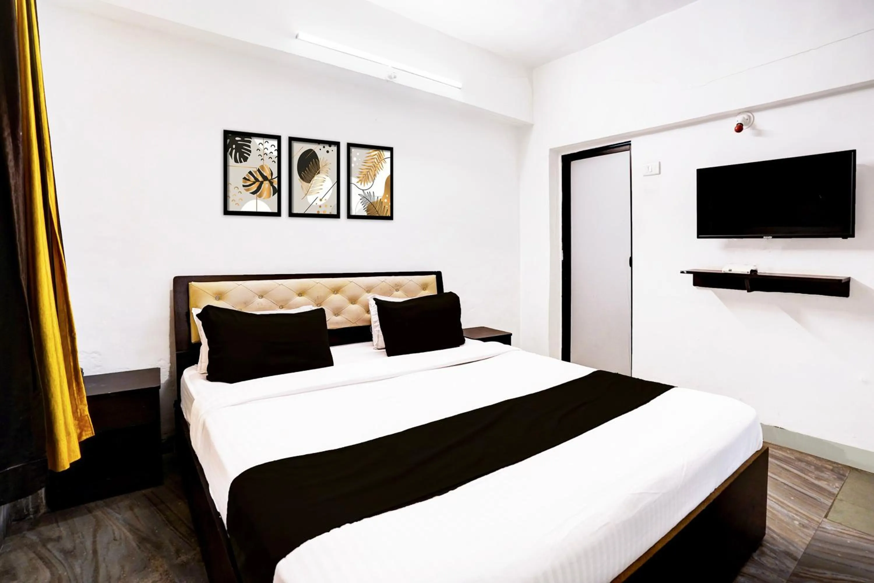 Facade/entrance, Bed in Hotel O Deluxe United Corporate Home